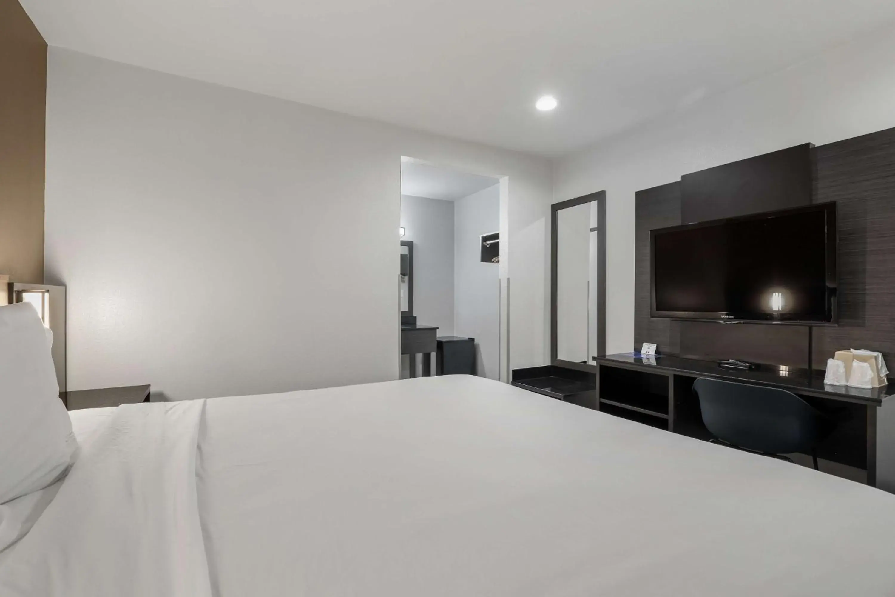 Bedroom, Bed in Motel 6-Escondido, CA Bedroom, Bed in Motel 6-Escondido, CA