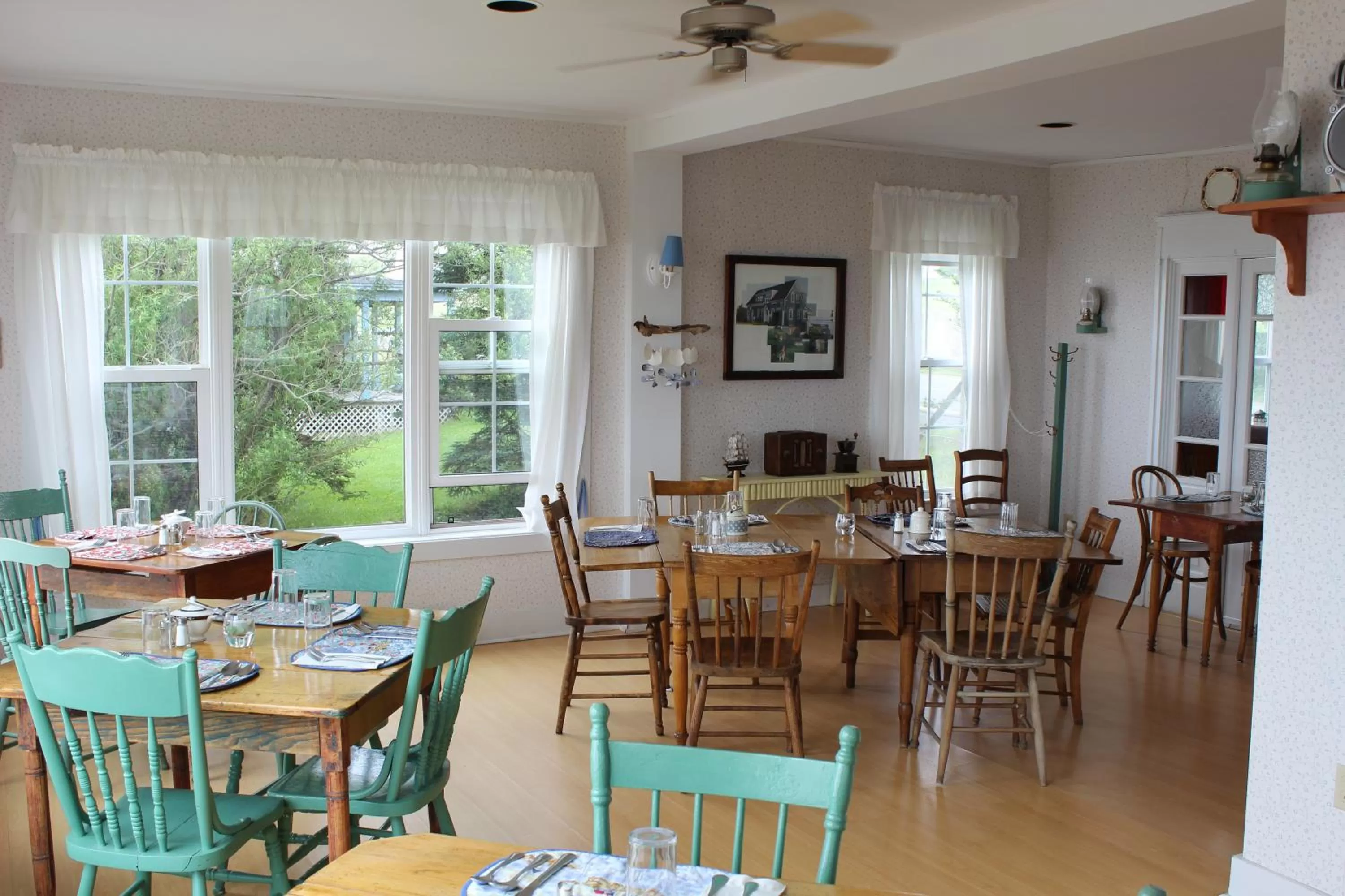 Restaurant/places to eat in Compass Rose Heritage Inn