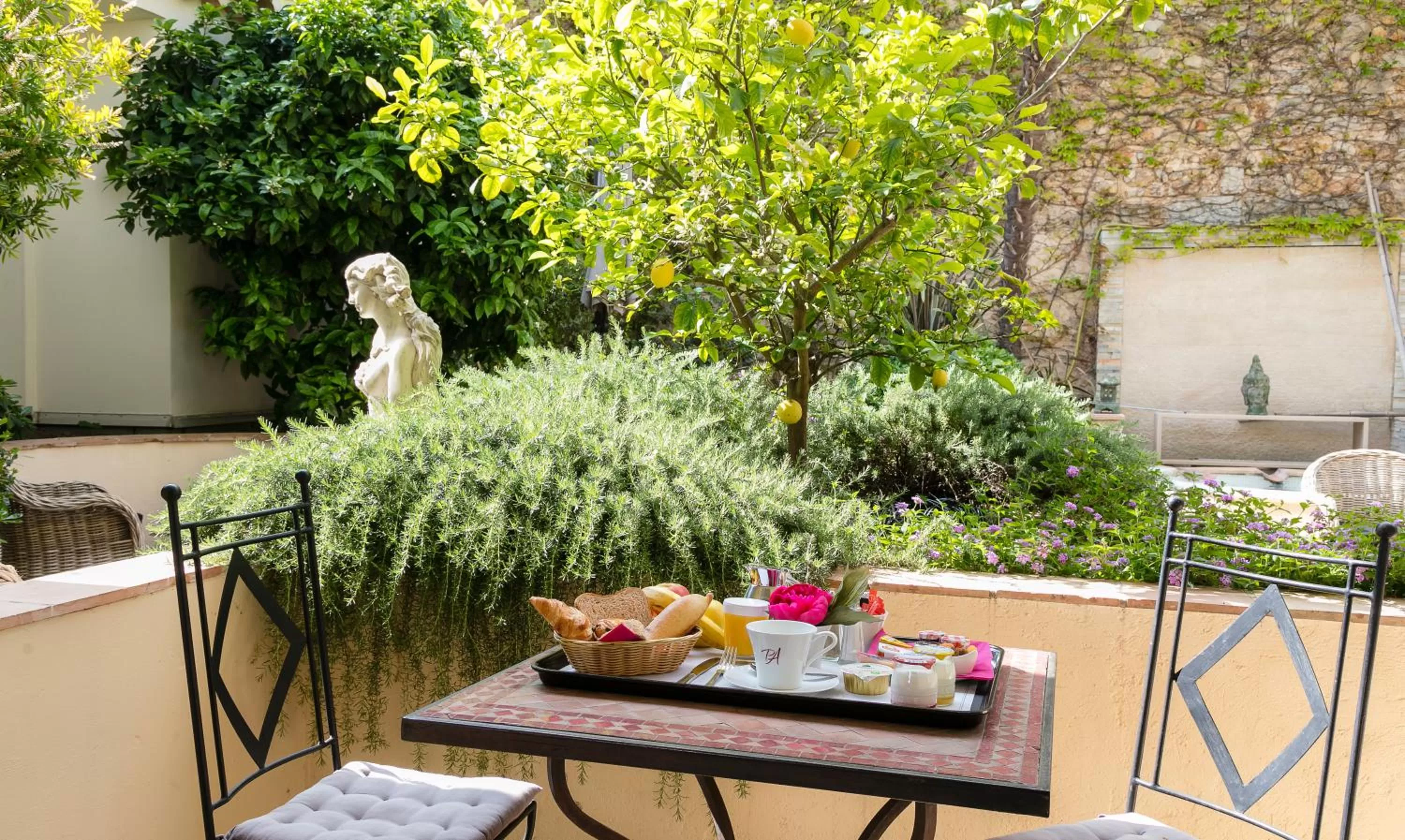 Patio in Best Western Premier Le Patio des Artistes Wellness Jacuzzi