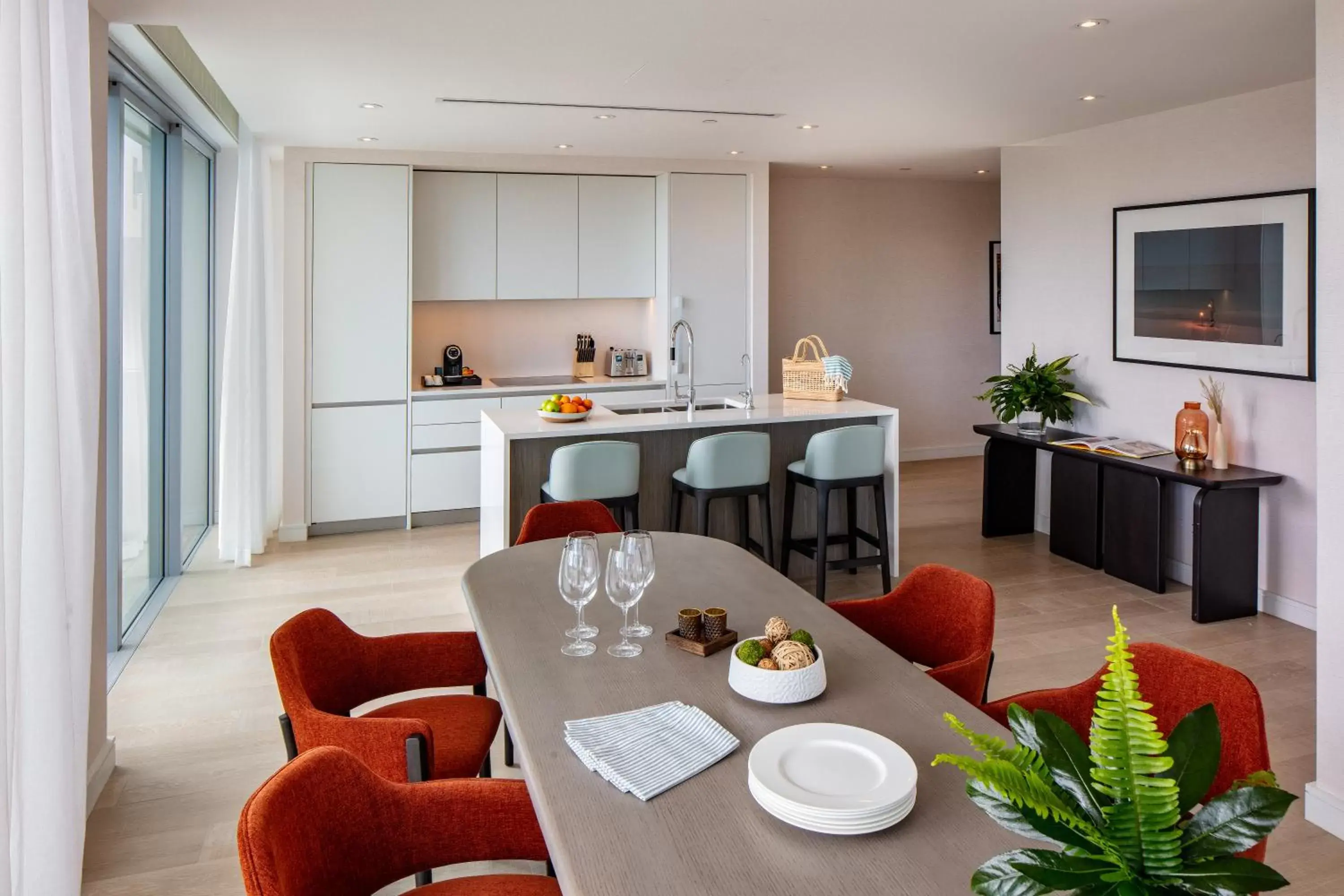 Kitchen or kitchenette, Dining Area in Goldwynn Resort & Residences