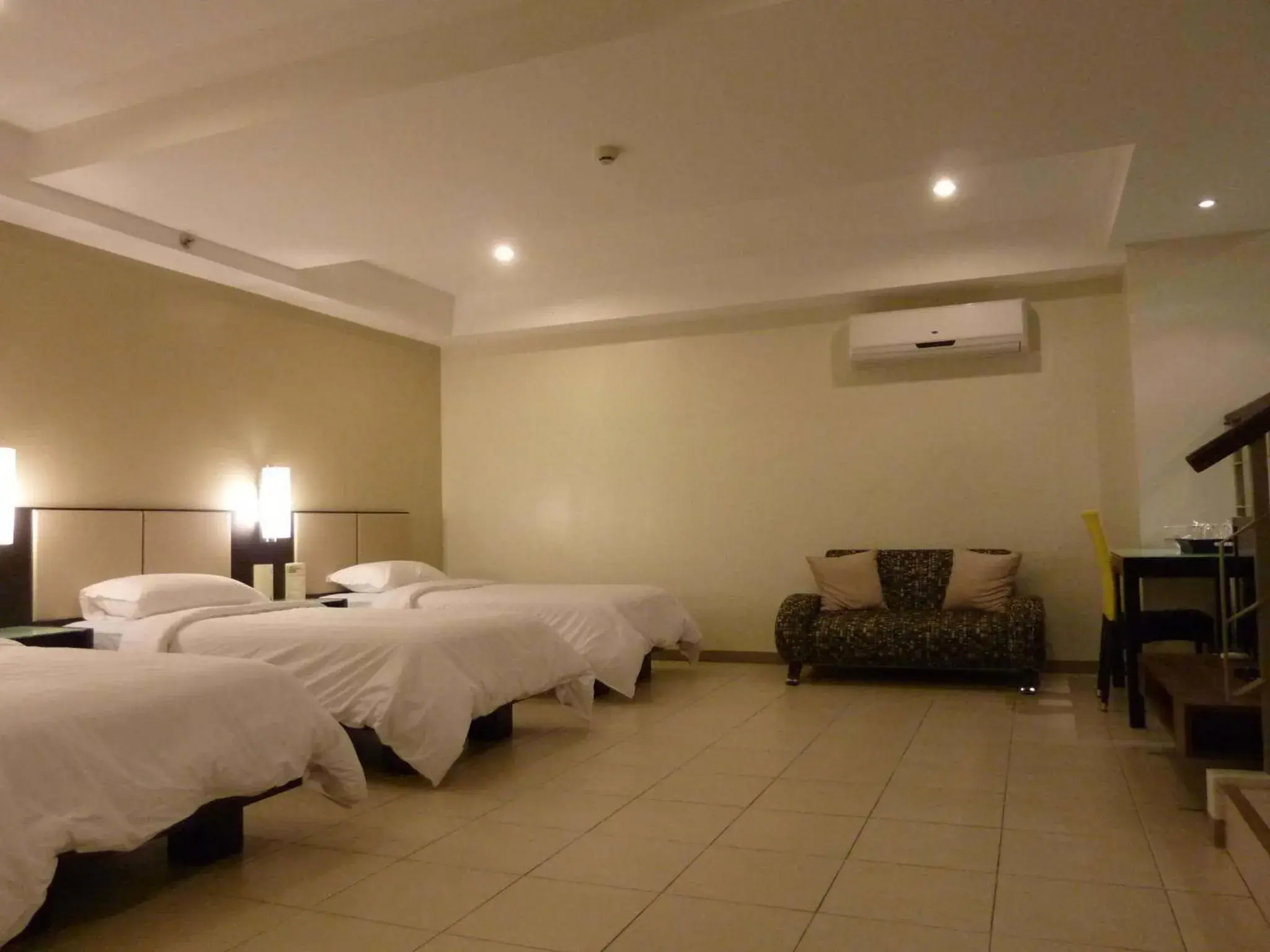 Photo of the whole room, Bed in Circle Inn - Iloilo City Center