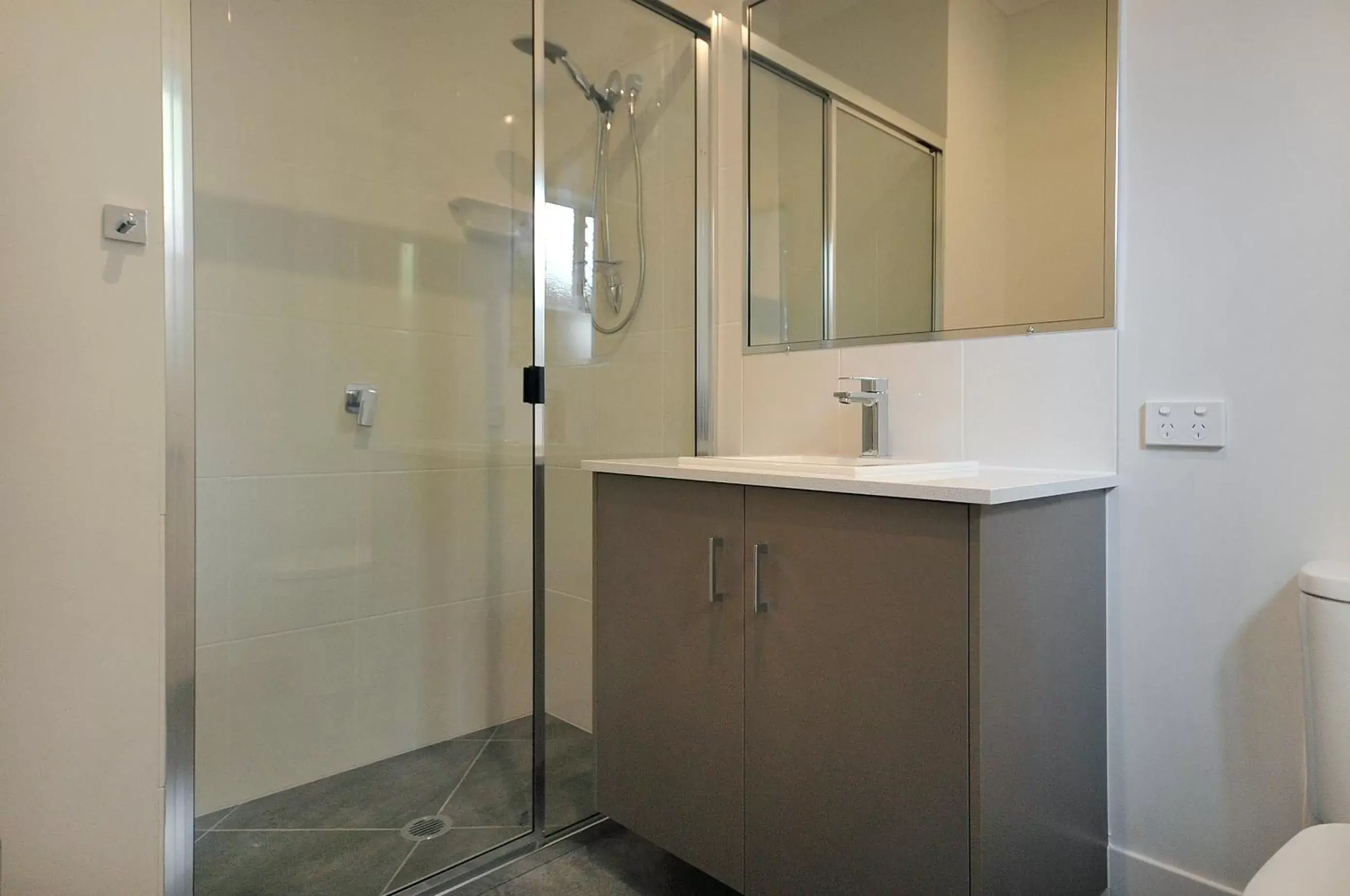 Shower, Bathroom in Northpoint Motel Apartments
