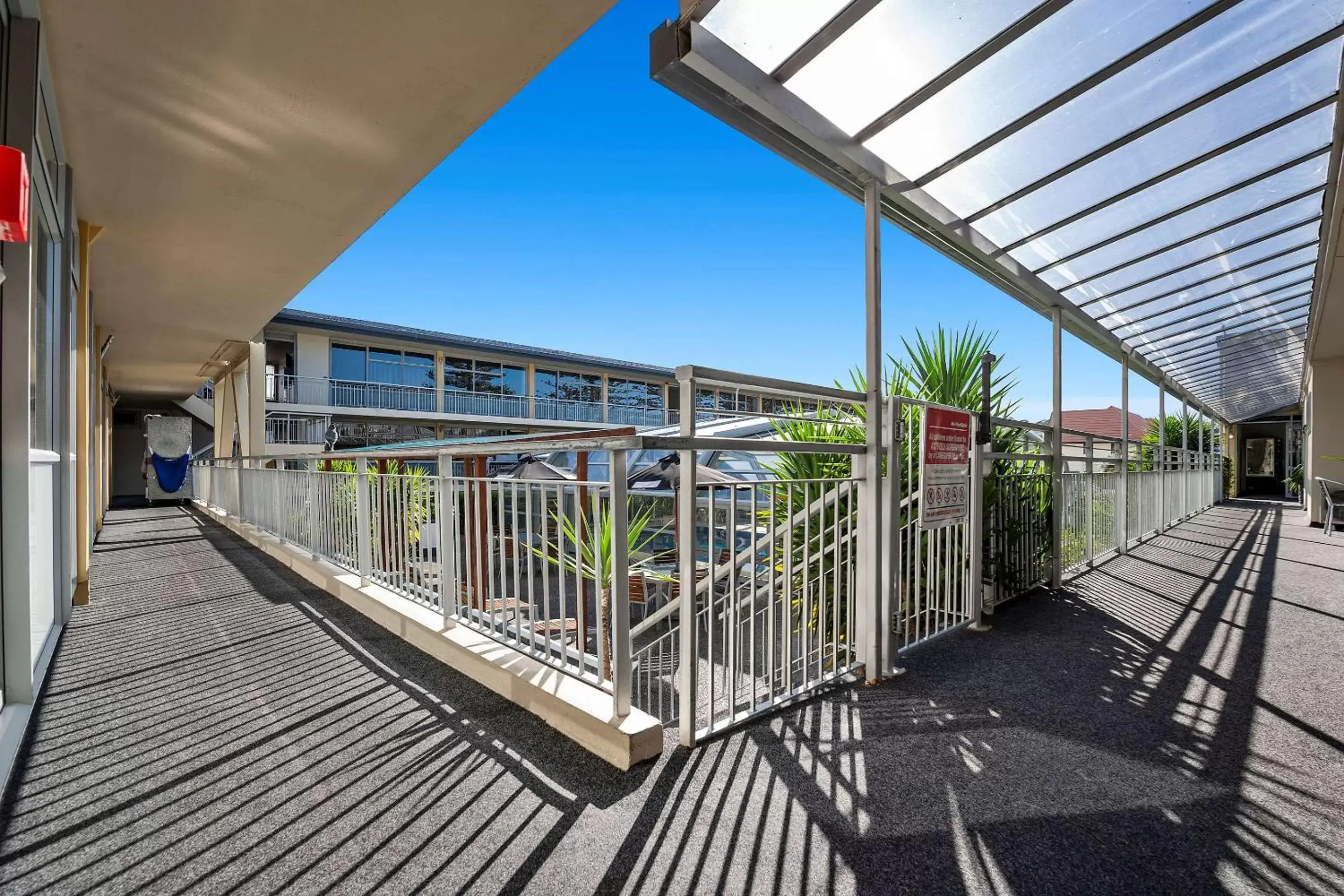 Swimming pool, Balcony/Terrace in Quality Inn Napier