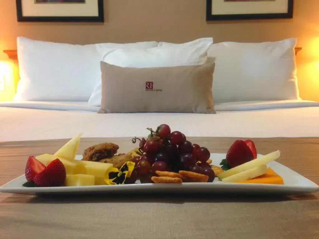 Food and drinks, Bed in Regency Miami Airport by Sonesta