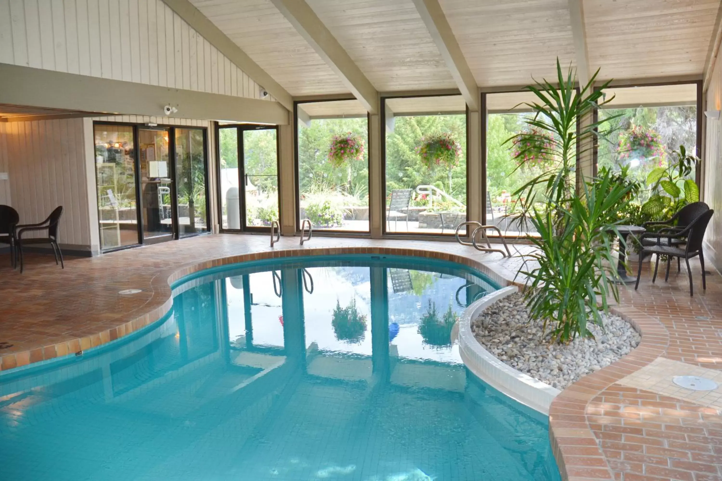 Swimming Pool in Tunnel Mountain Resort