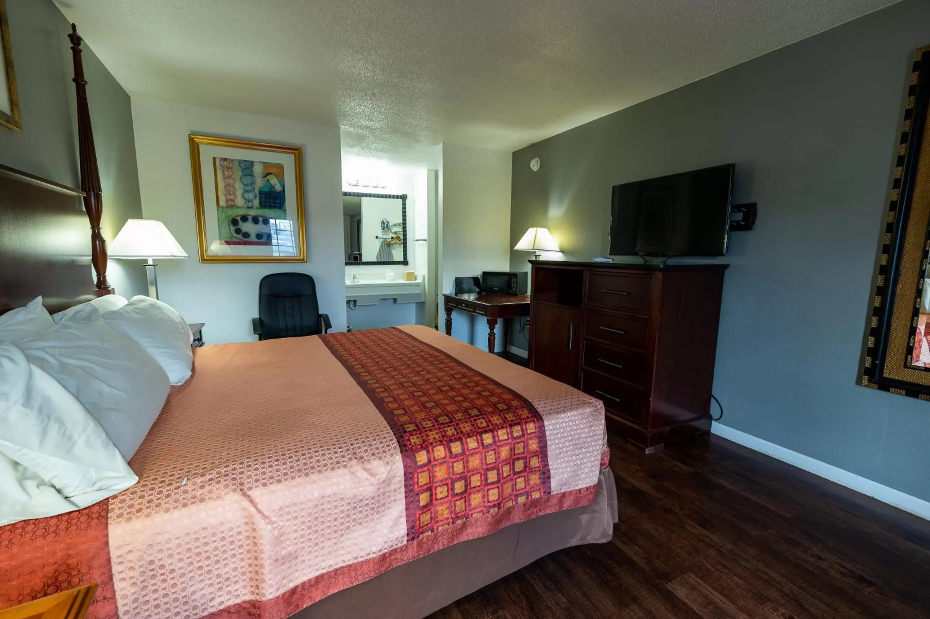 Bed in American Inn & Suites Russellville