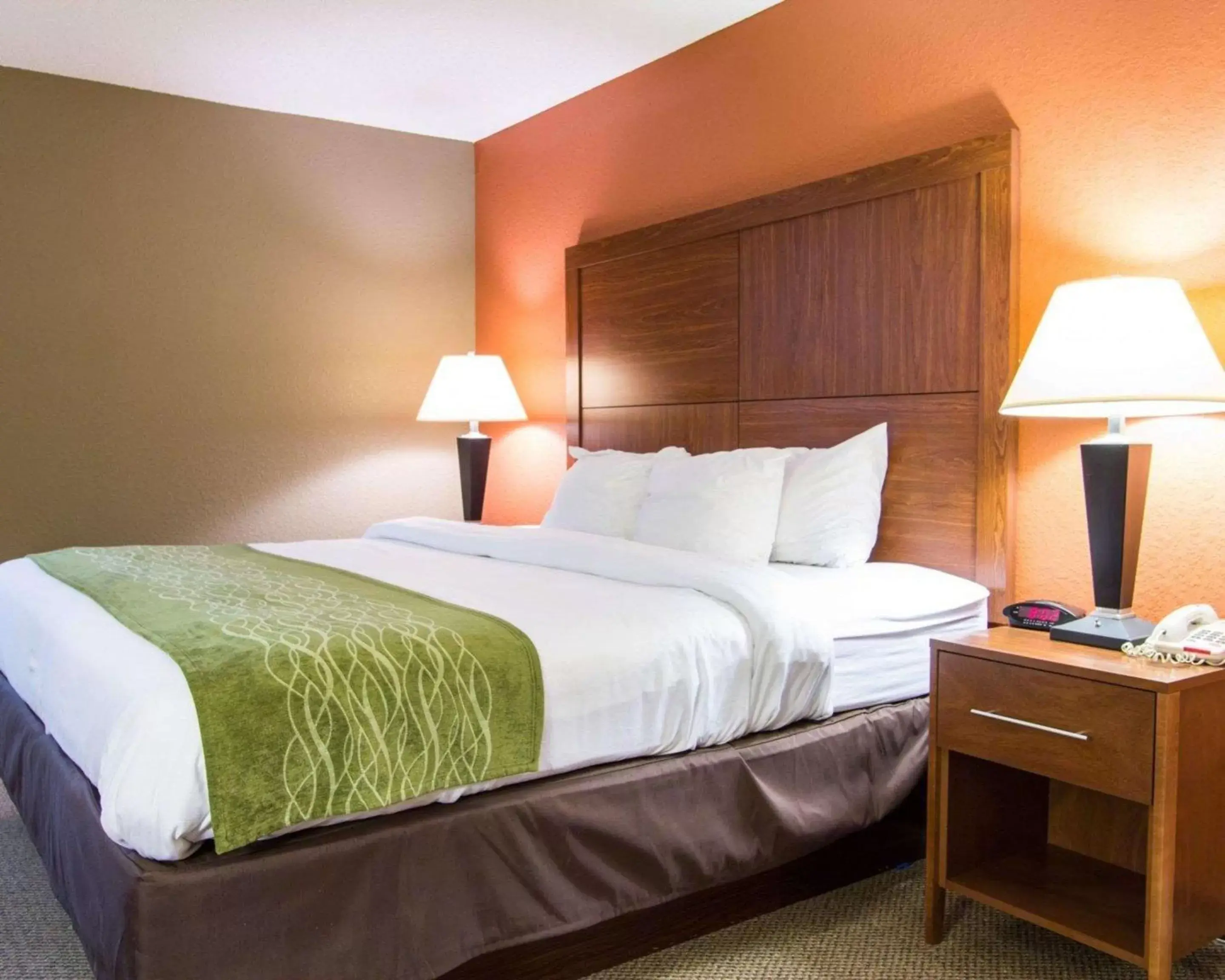 Photo of the whole room, Bed in Comfort Inn & Suites Airport Convention Center