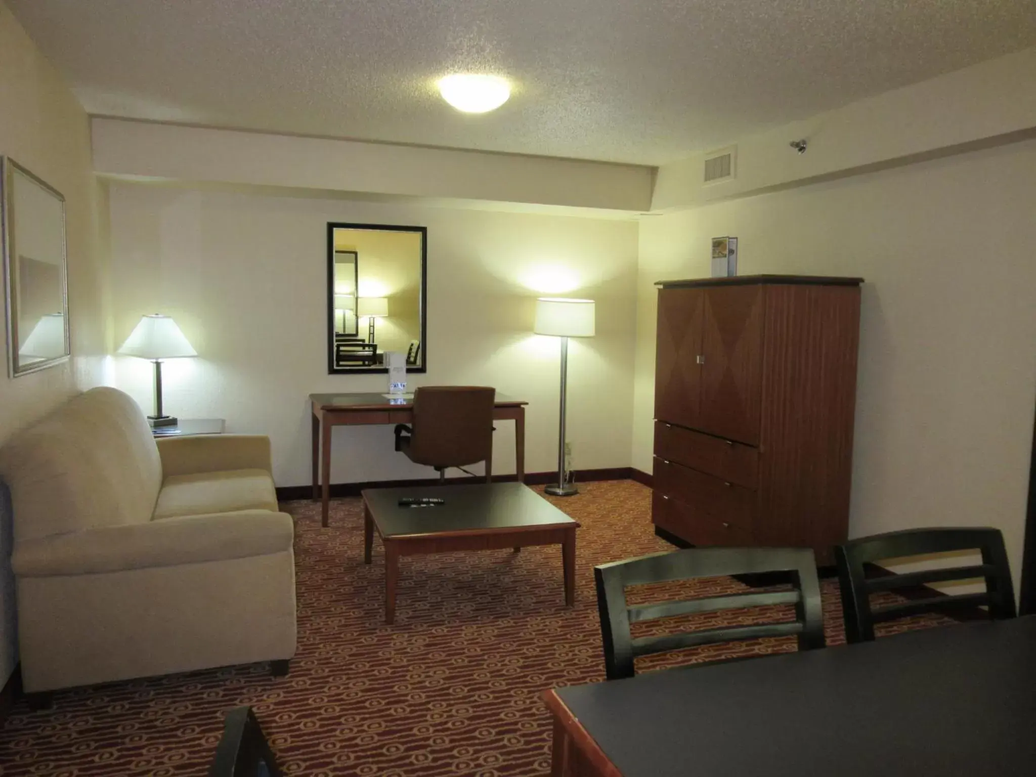 Living room, Seating Area in Atrium Hotel and Suites DFW Airport