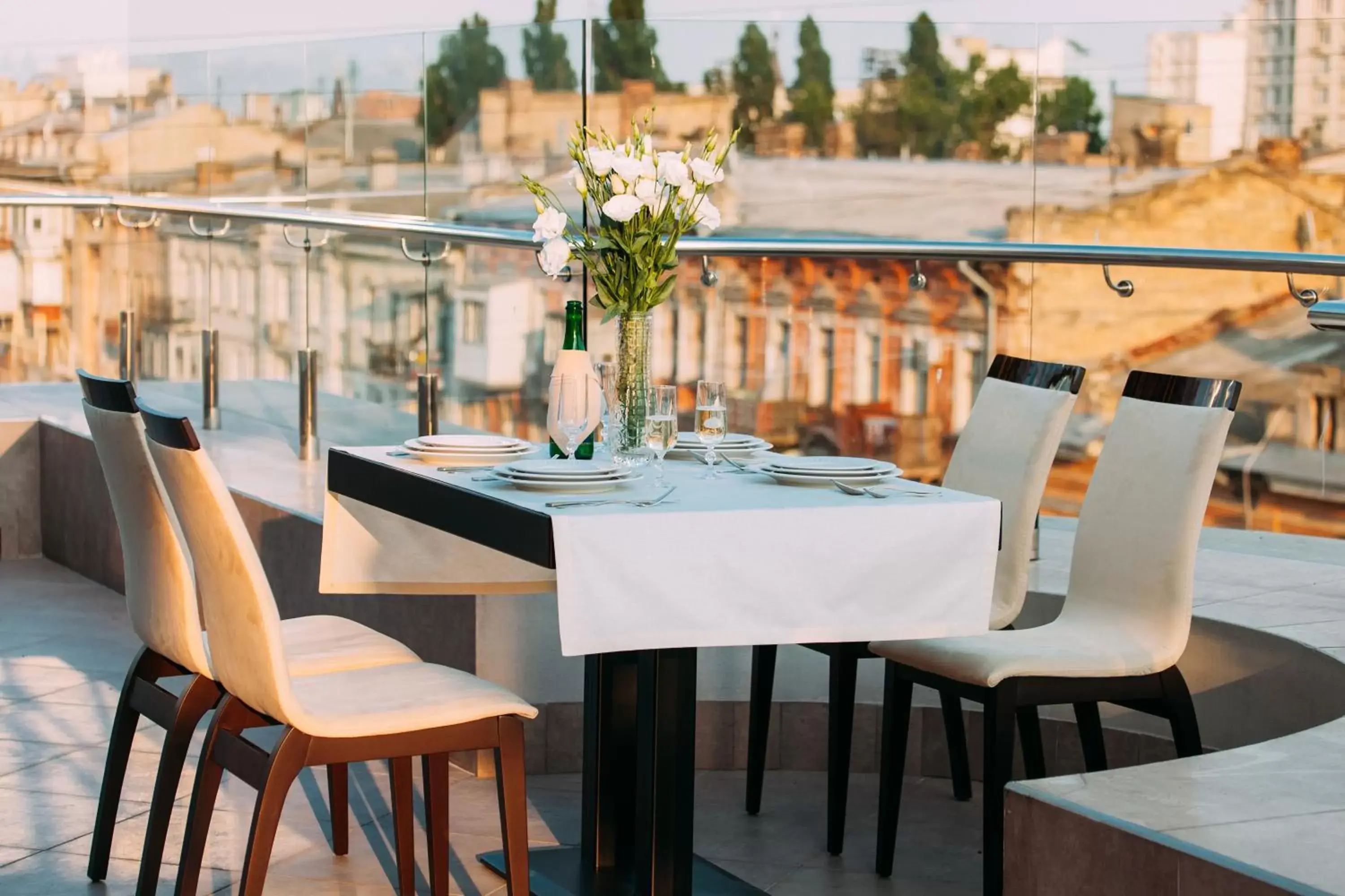 Restaurant/places to eat in Alarus Luxe Hotel Restaurant/places to eat in Alarus Luxe Hotel