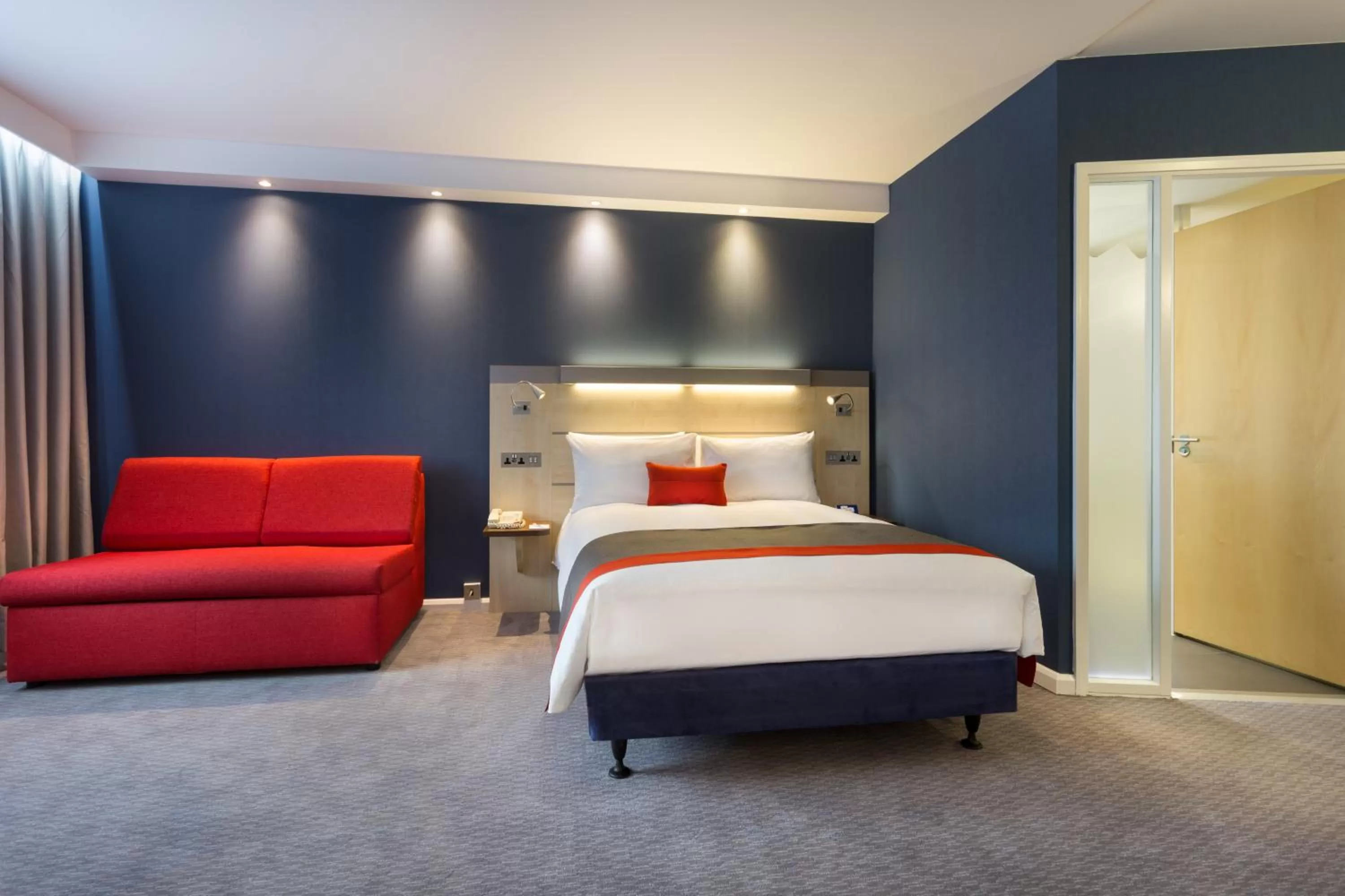 Photo of the whole room, Bed in Holiday Inn Express London - Watford Junction by IHG