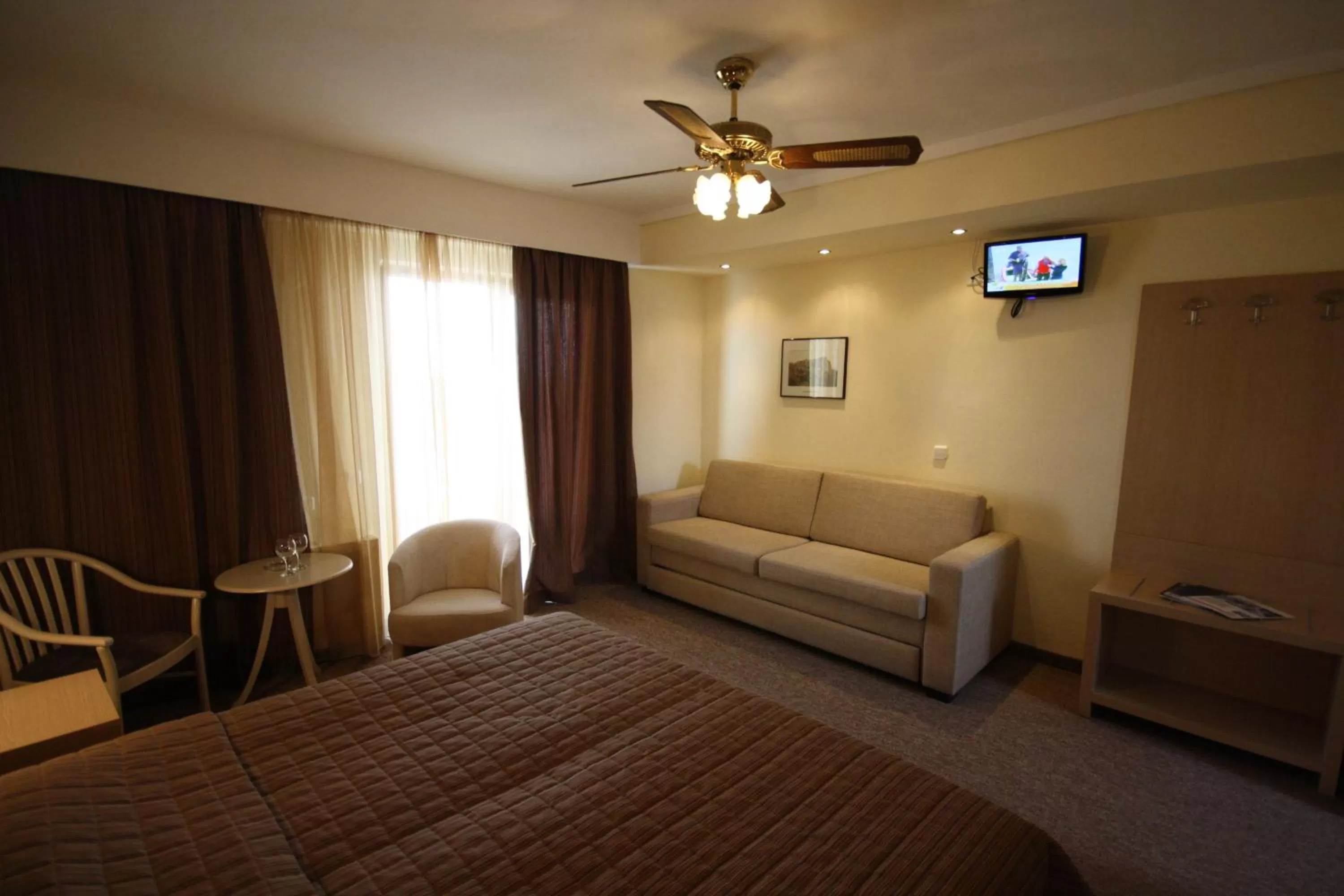 Photo of the whole room, Bed in Orpheus Hotel