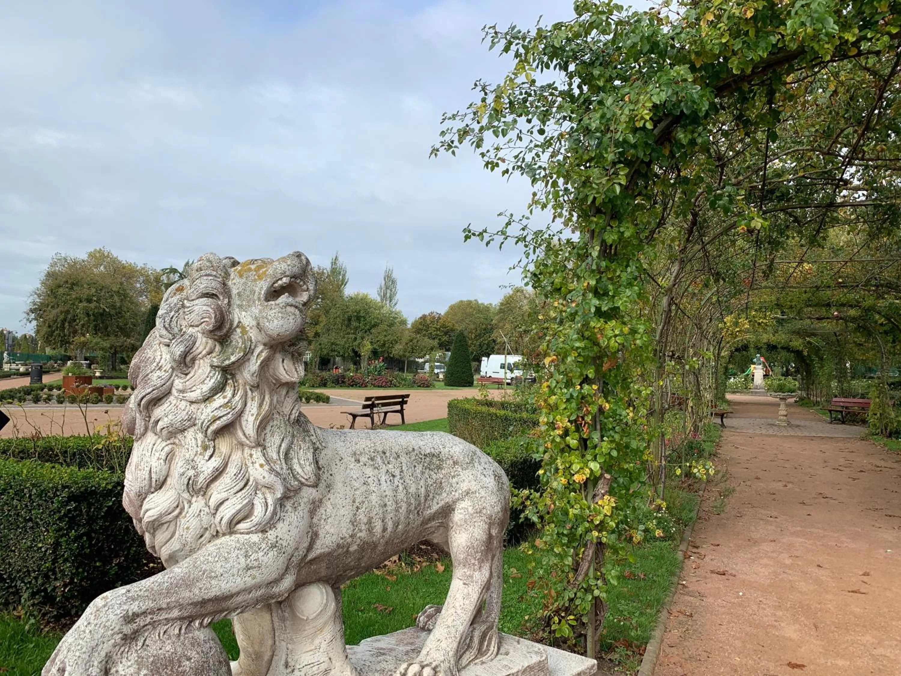 Neighbourhood in L'Ecole des Demoiselles