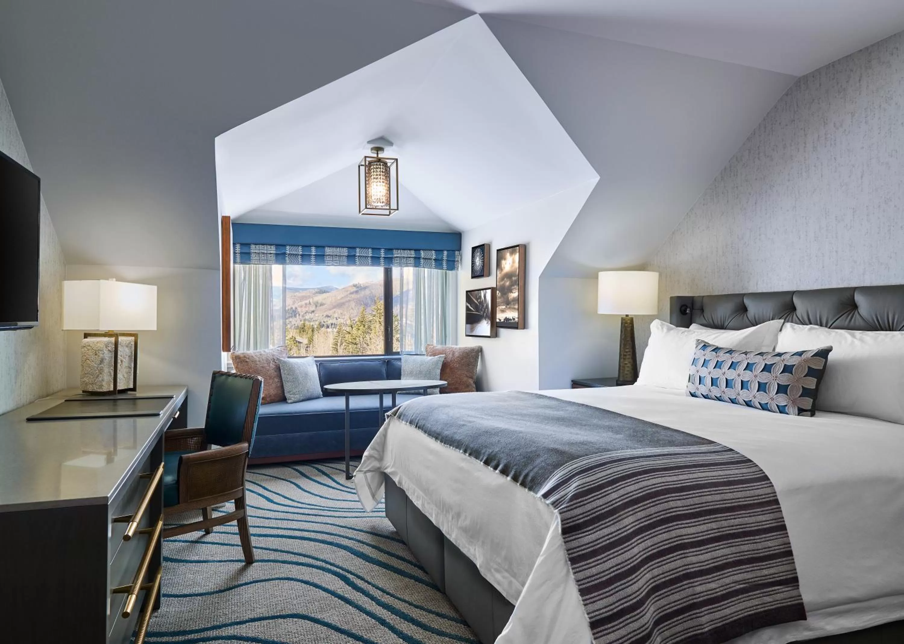 Deluxe King Room with Mountain View and Roll-In Shower - Disability Access in Grand Hyatt Vail