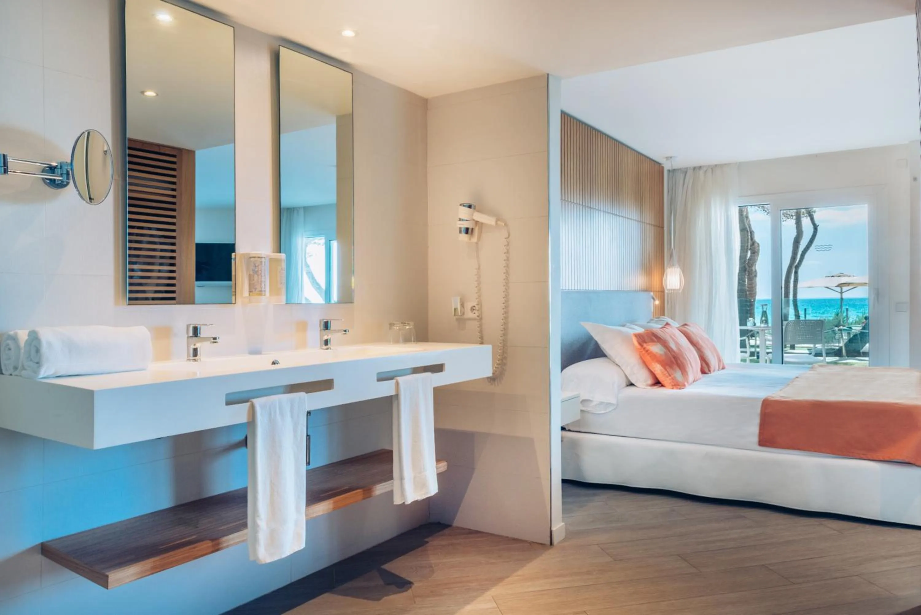 Bedroom, Bed in Iberostar Waves Playa de Muro