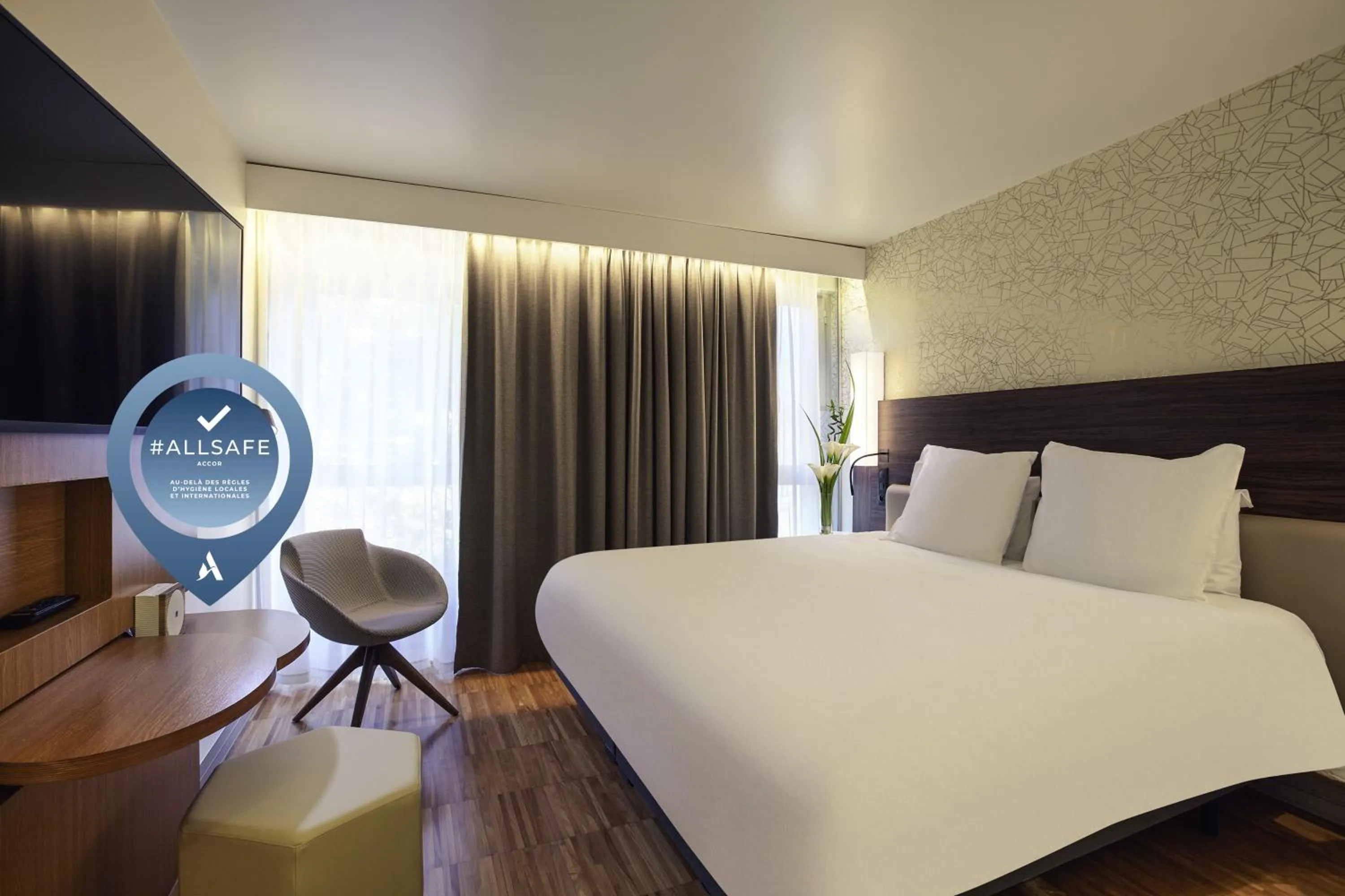 Photo of the whole room, Bed in Mercure Paris Arc de Triomphe Etoile