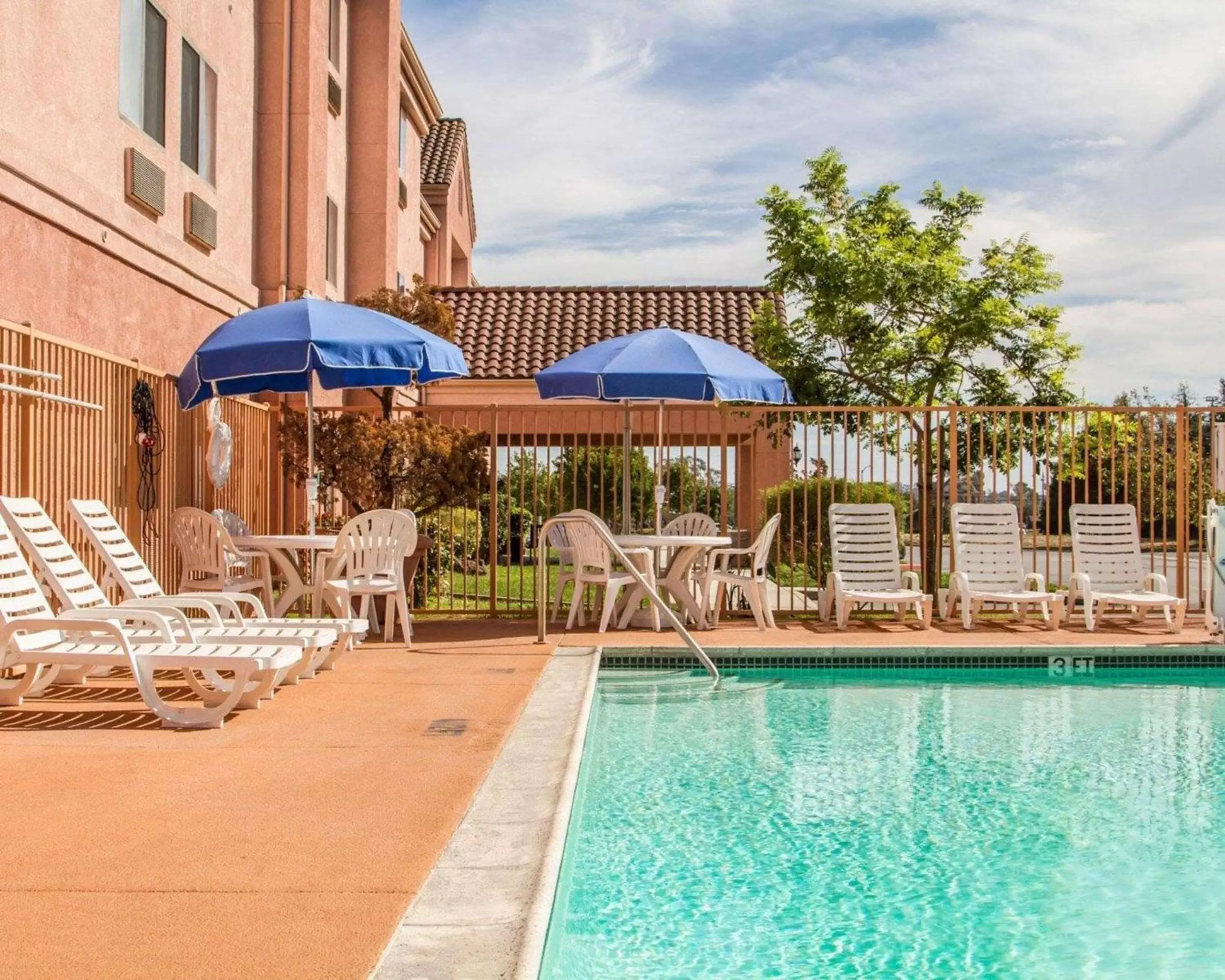 Swimming Pool in Rodeway Inn Watsonville