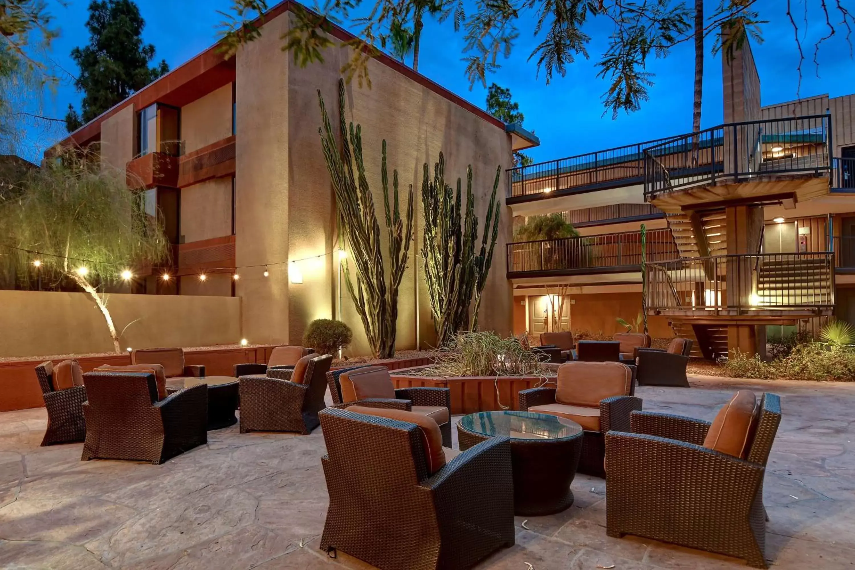 Property Building in DoubleTree by Hilton Phoenix- Tempe