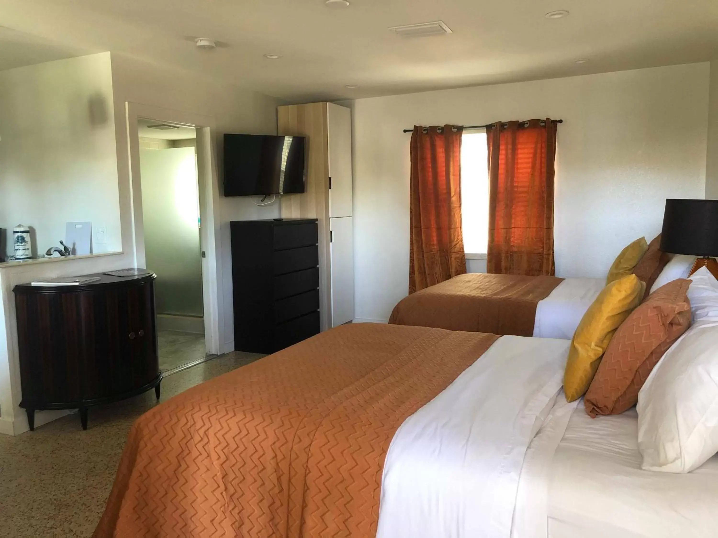 Bed in Captiva Beach Resort (open private beach access)