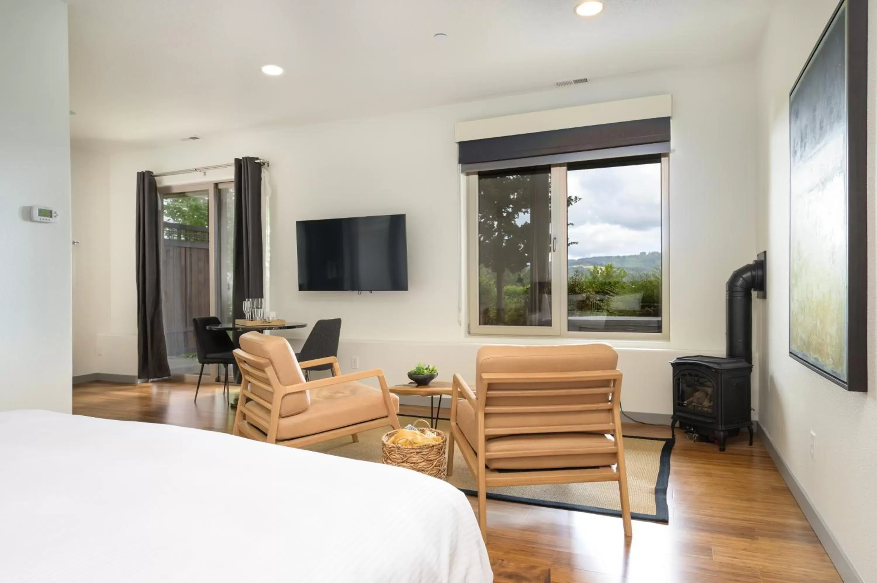 Living room, TV/Entertainment Center in The Setting Inn Willamette Valley