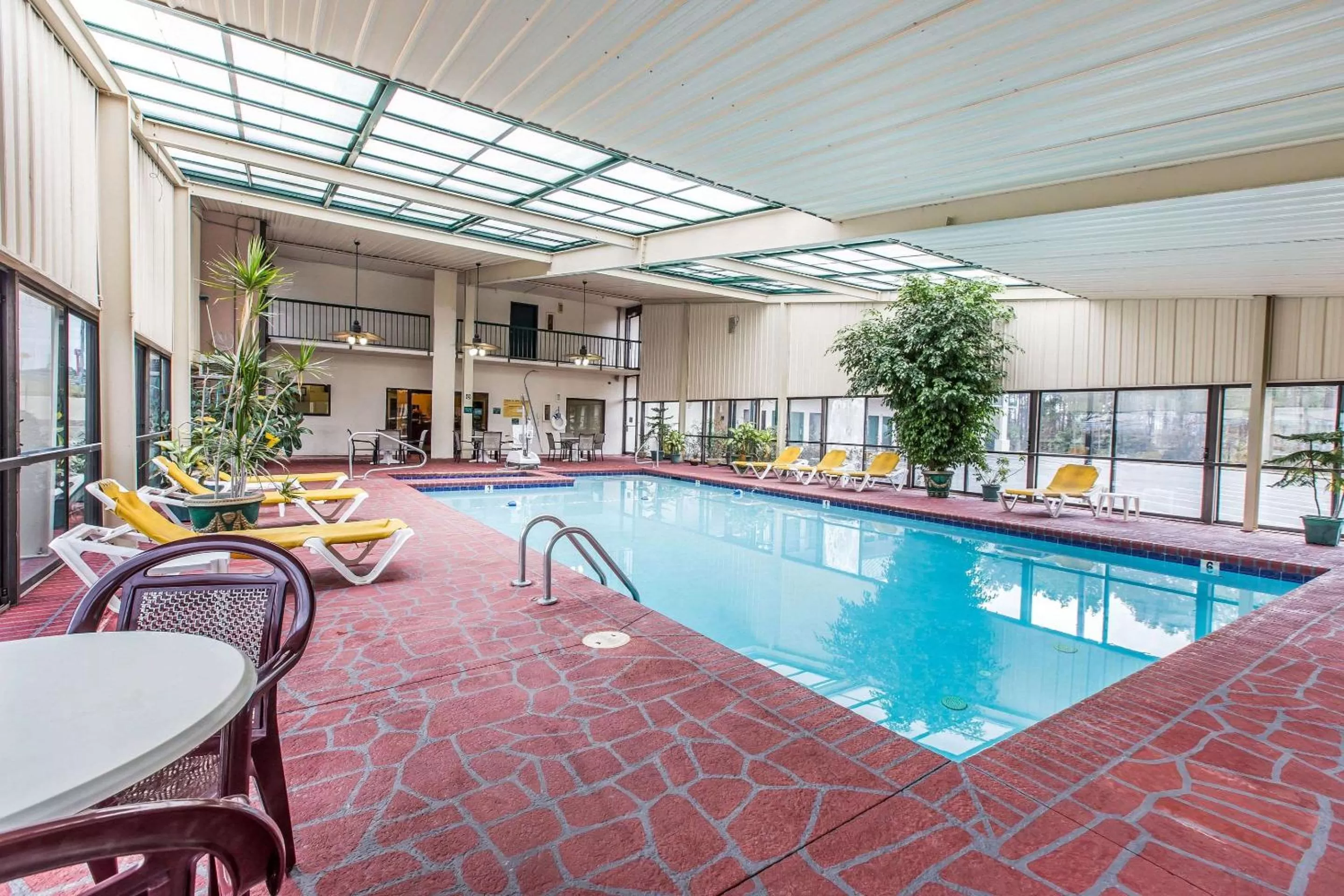 Swimming pool in Quality Inn