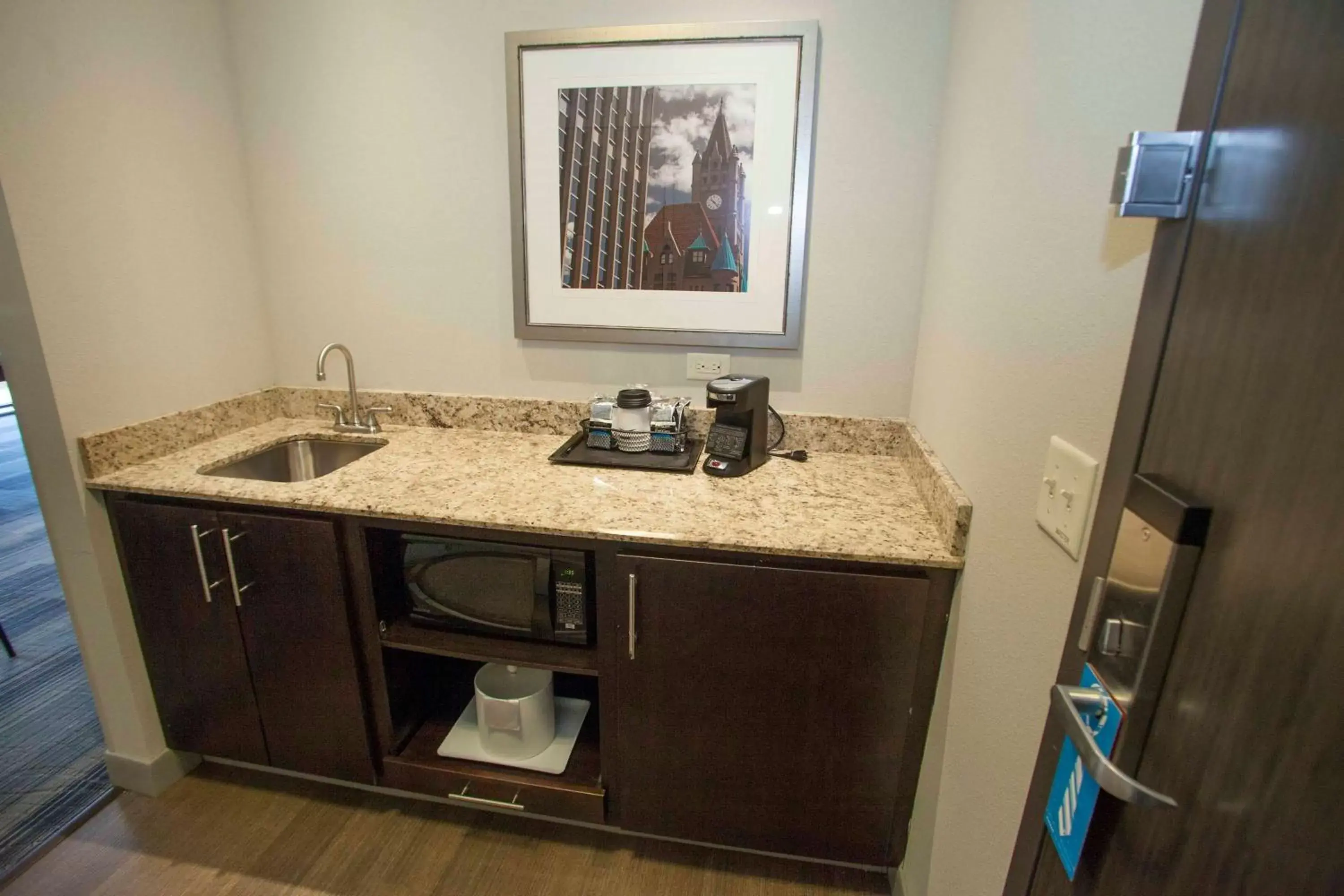 Bathroom, Kitchen/Kitchenette in Hampton Inn & Suites St. Paul Downtown