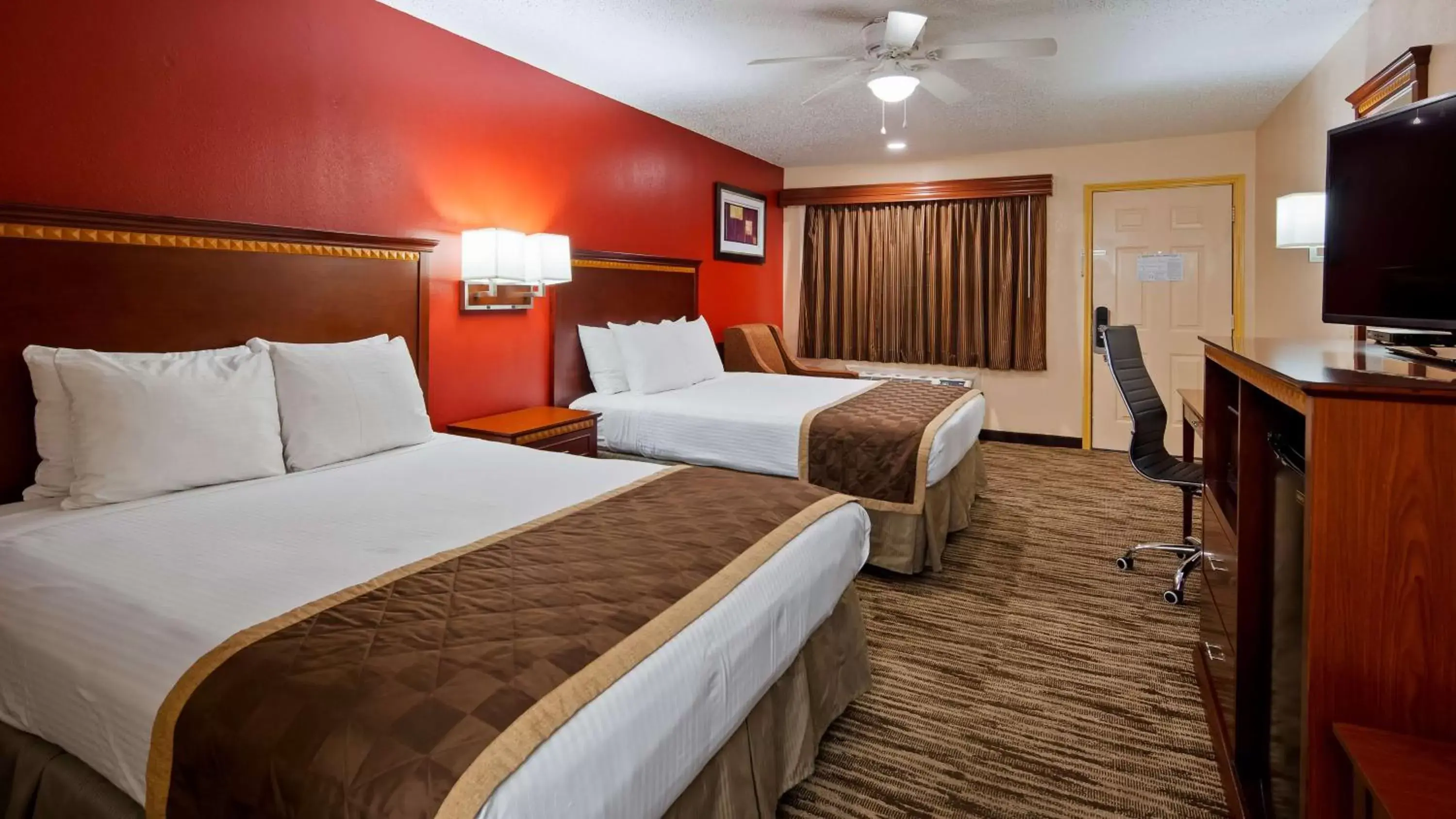 Photo of the whole room, Bed in Best Western Executive Inn