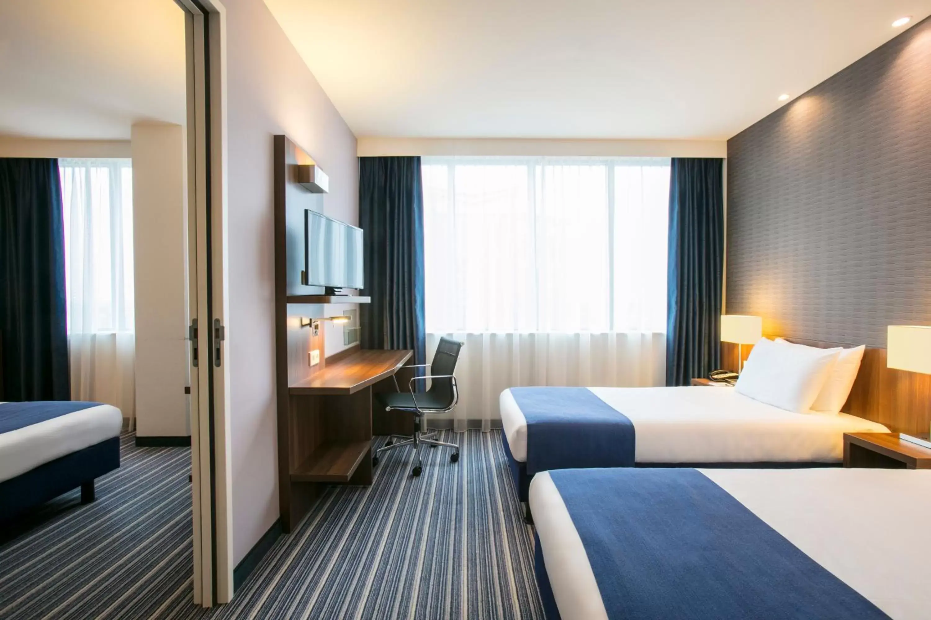 Photo of the whole room, Bed in Holiday Inn Express Amsterdam Arena Towers, an IHG Hotel