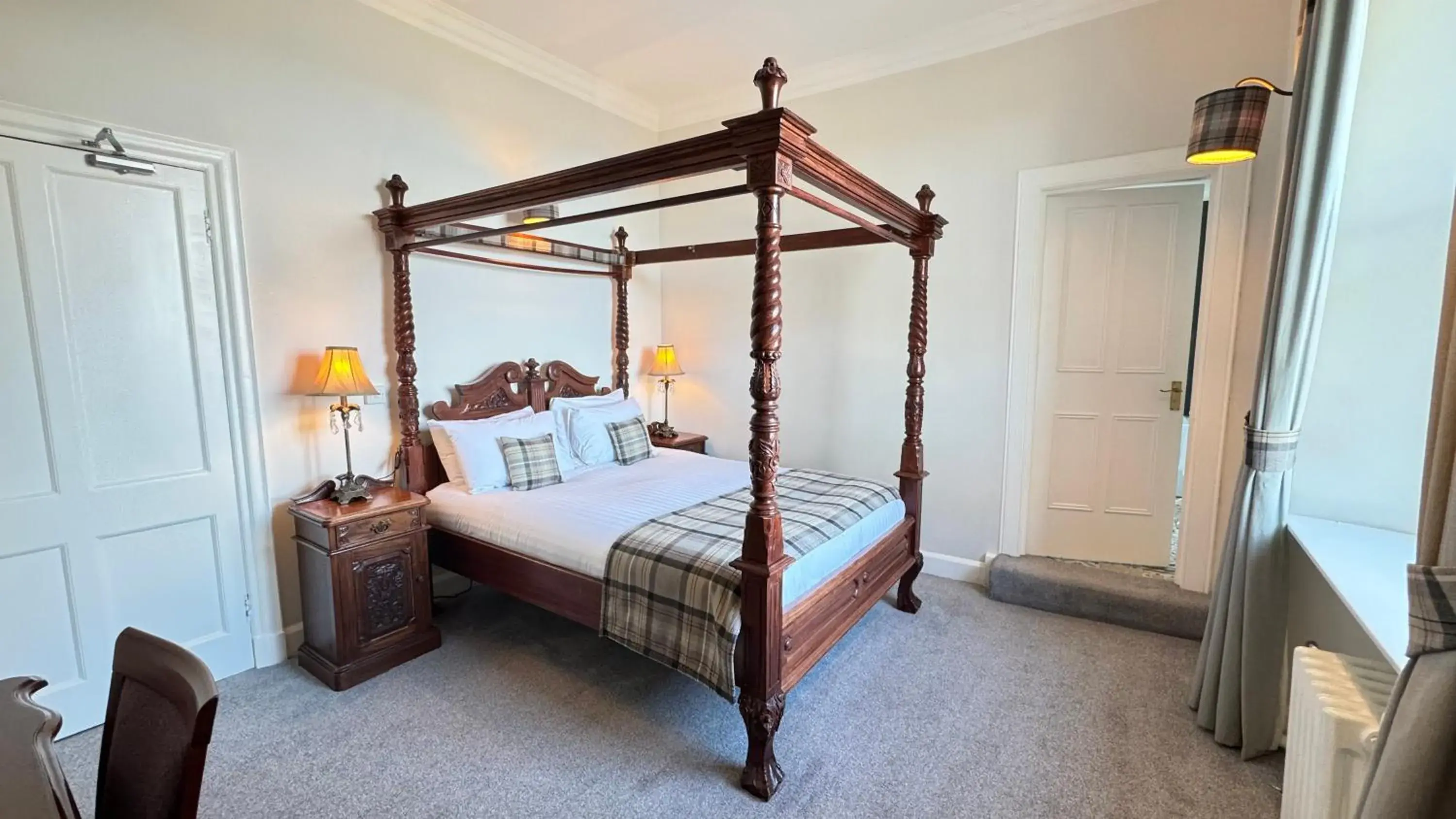 Property building, Bed in Invernairne Guest House