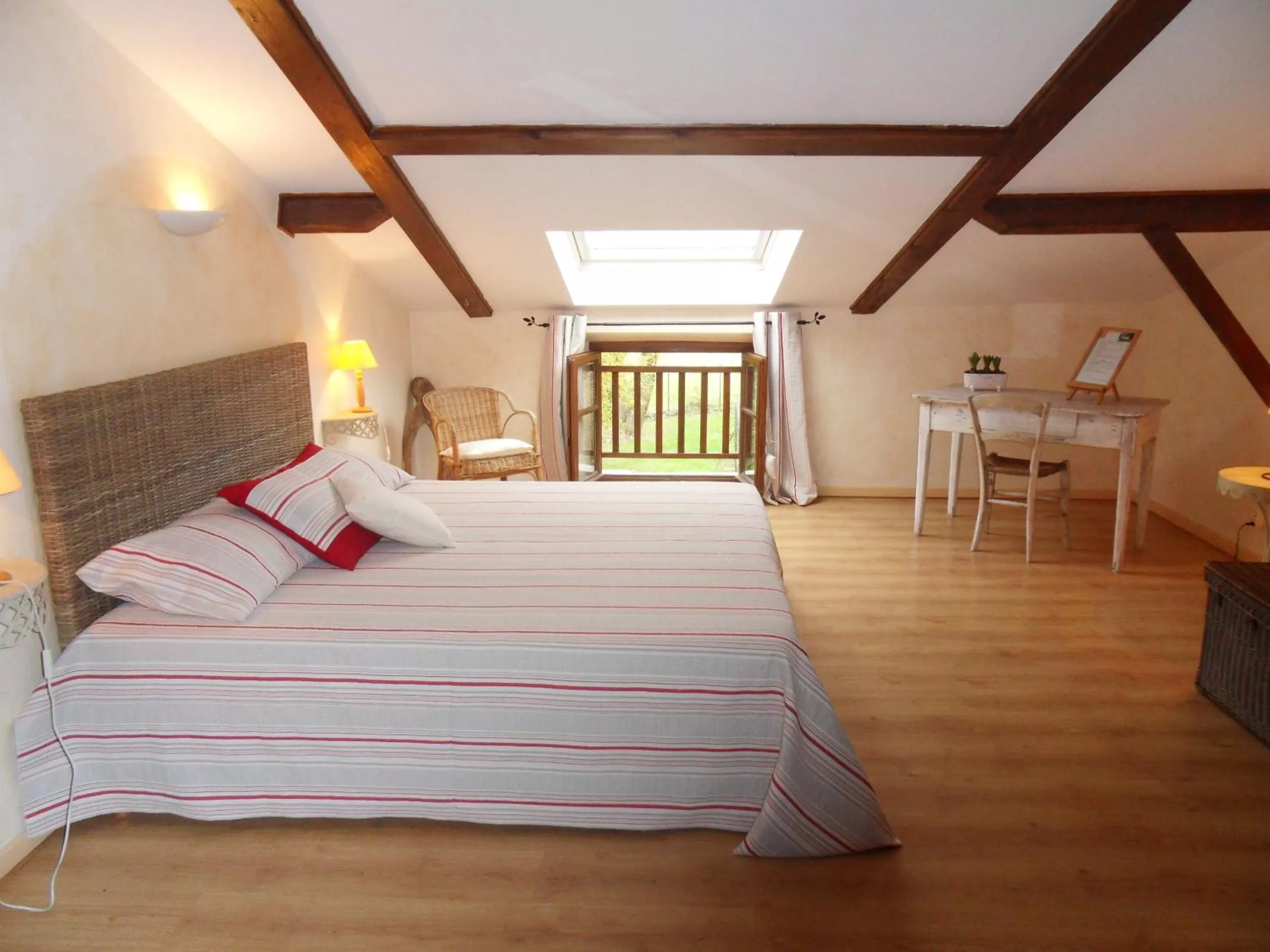 Photo of the whole room in L'Estapade des Tourelons