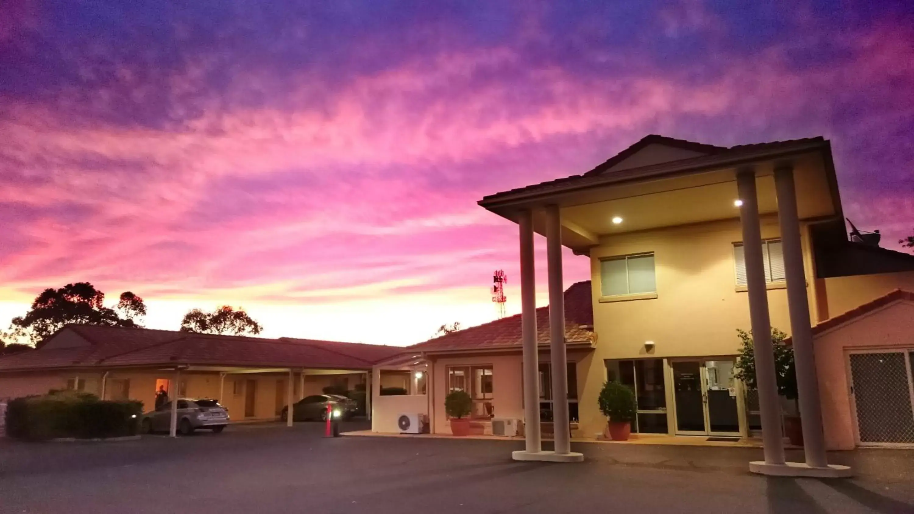 Facade/entrance, Property Building in Country Roads Motor Inn