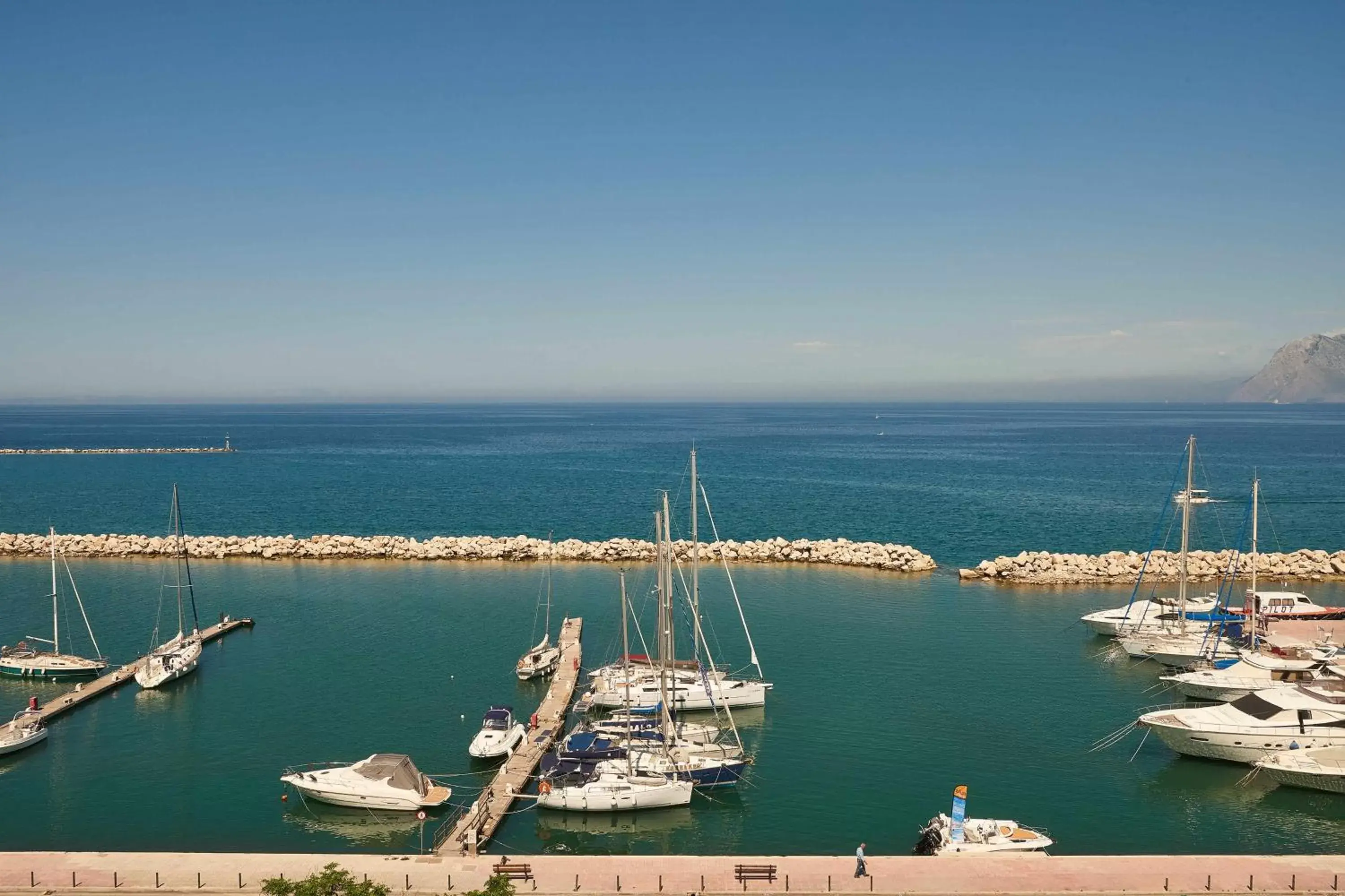 Photo of the whole room, Sea View in Moxy Patra Marina