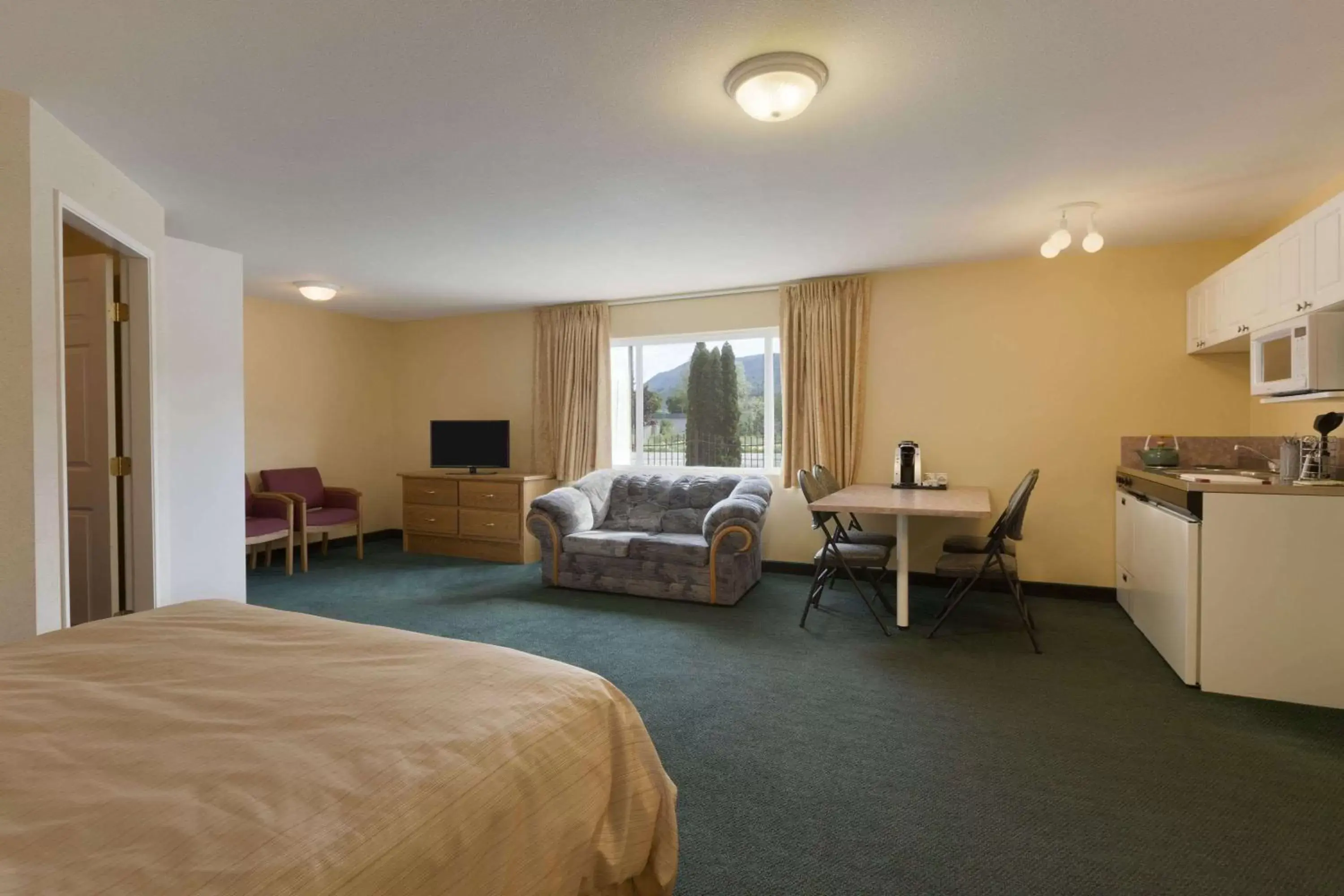 Photo of the whole room, Seating Area in Days Inn by Wyndham Penticton Conference Centre