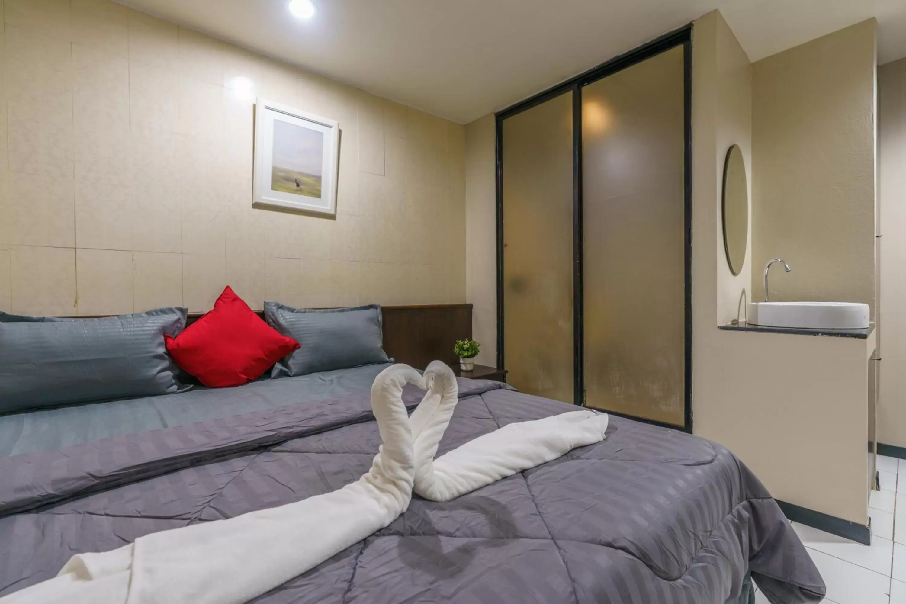 Photo of the whole room, Bed in CheQinn Bed Sukhumvit 4 Nana Plaza Photo of the whole room, Bed in CheQinn Bed Sukhumvit 4 Nana Plaza