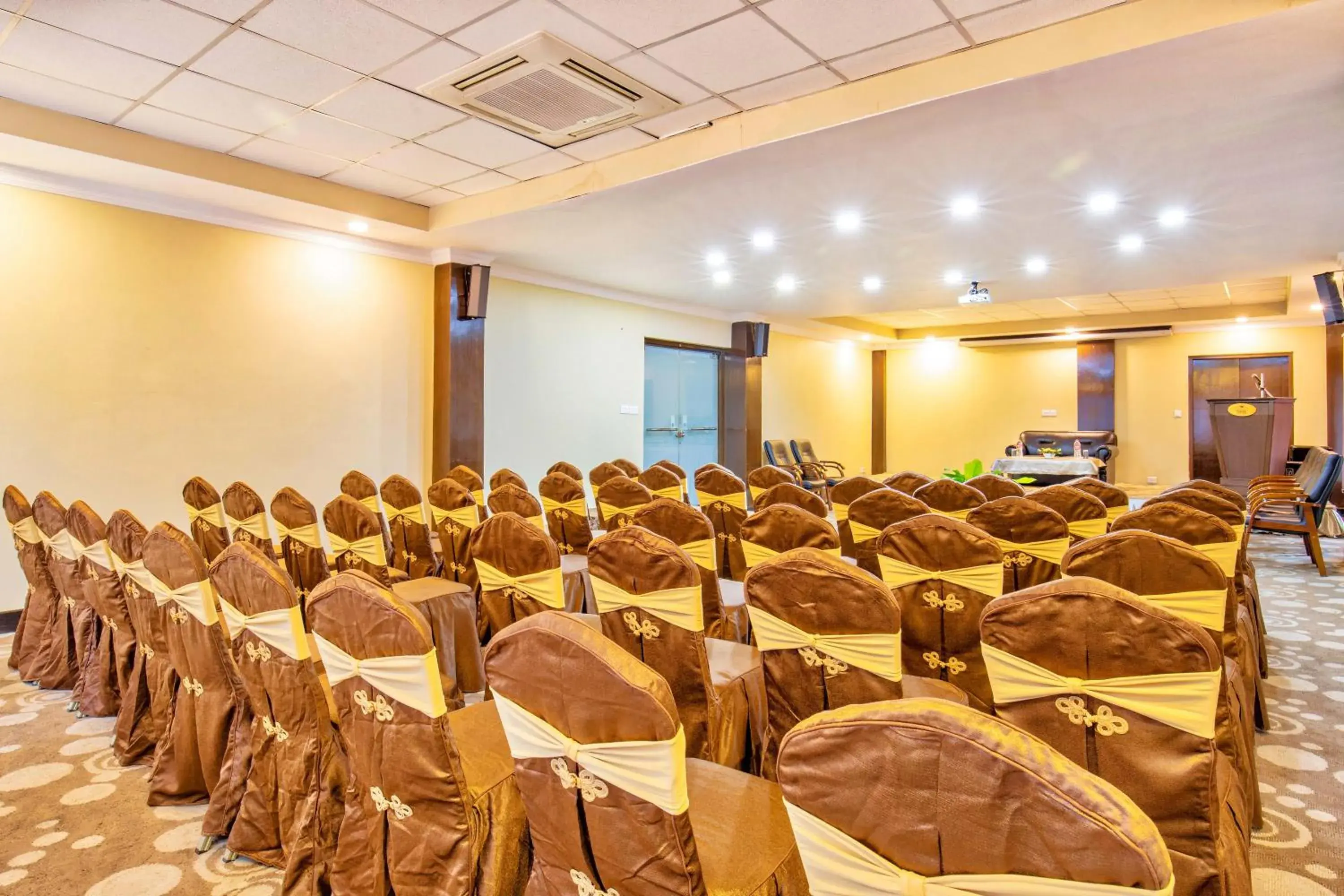 Meeting/conference room in Da Yatra Courtyard Hotel