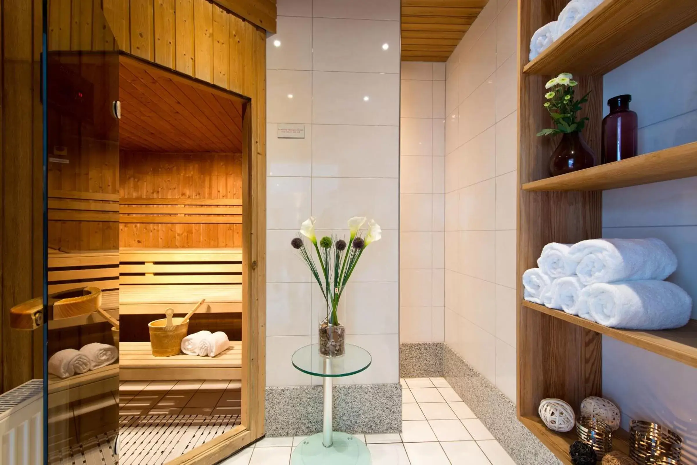 Sauna, Bathroom in Leonardo Hotel Mönchengladbach