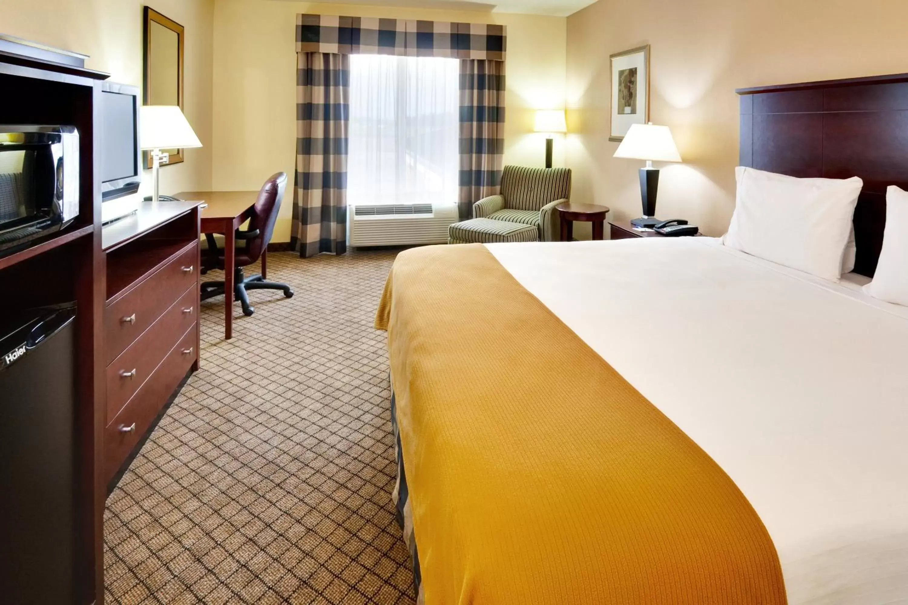 Photo of the whole room, Bed in Holiday Inn Express Hotel & Suites Millington-Memphis Area, an IHG Hotel