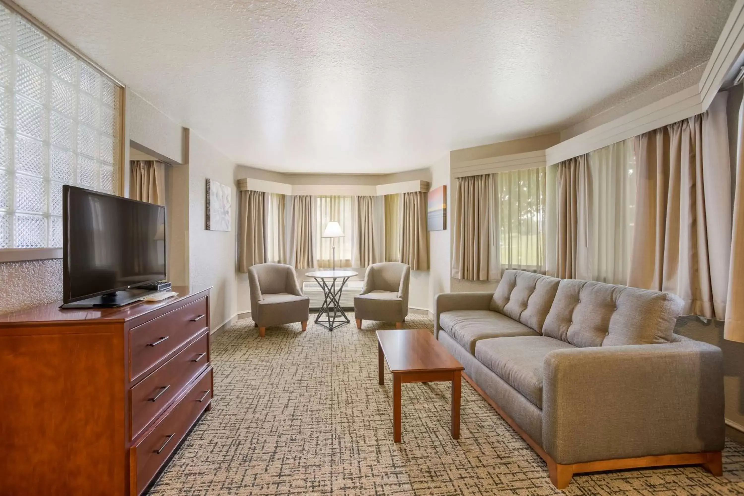 Bedroom, Seating Area in Best Western Harbour Pointe Lakefront