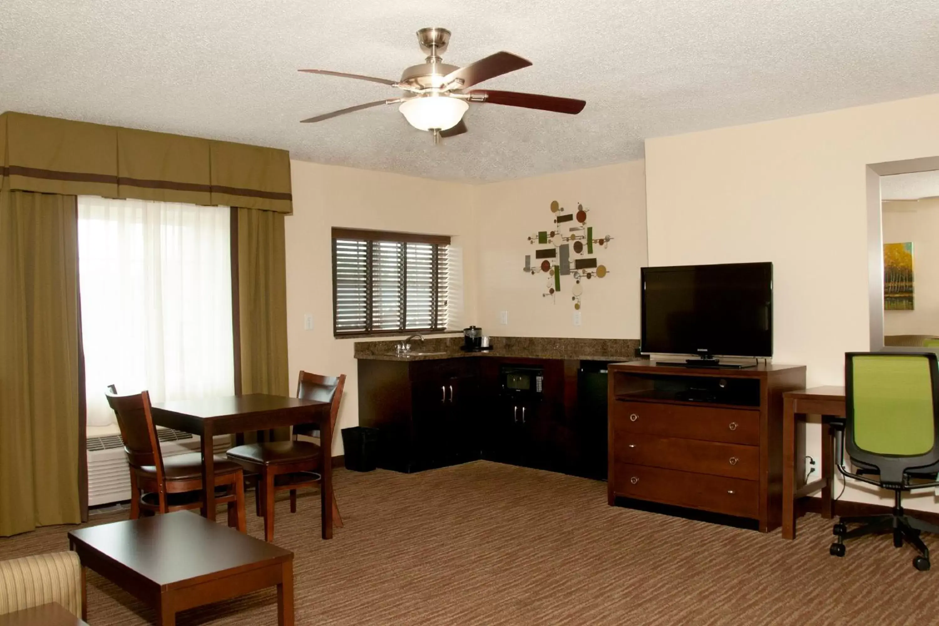 Photo of the whole room, TV/Entertainment Center in Holiday Inn Express - Bowling Green, an IHG Hotel