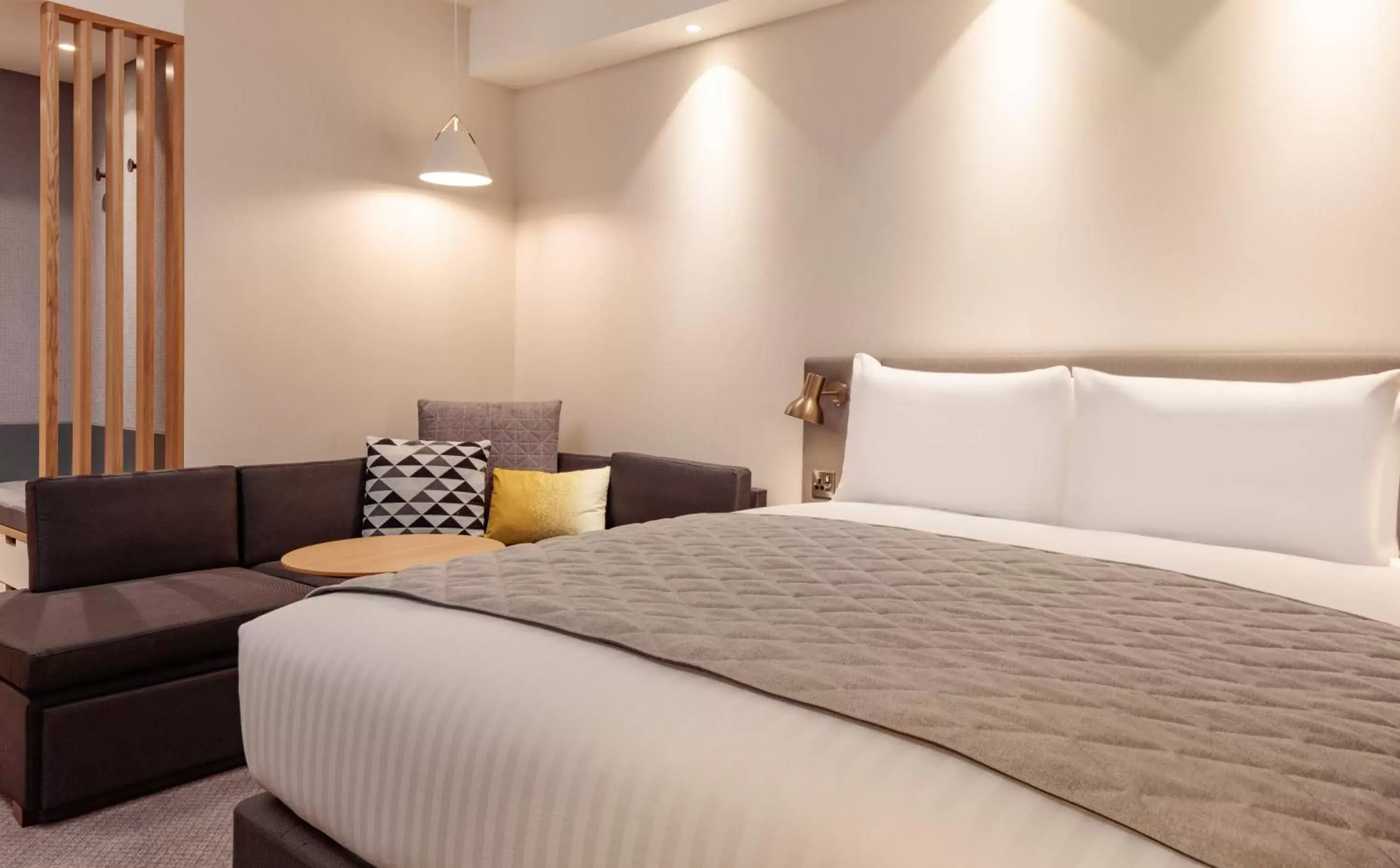 Standard Queen Room with Single Sofa Bed in Holiday Inn London Heathrow - Bath Road by IHG Standard Queen Room with Single Sofa Bed in Holiday Inn London Heathrow - Bath Road by IHG