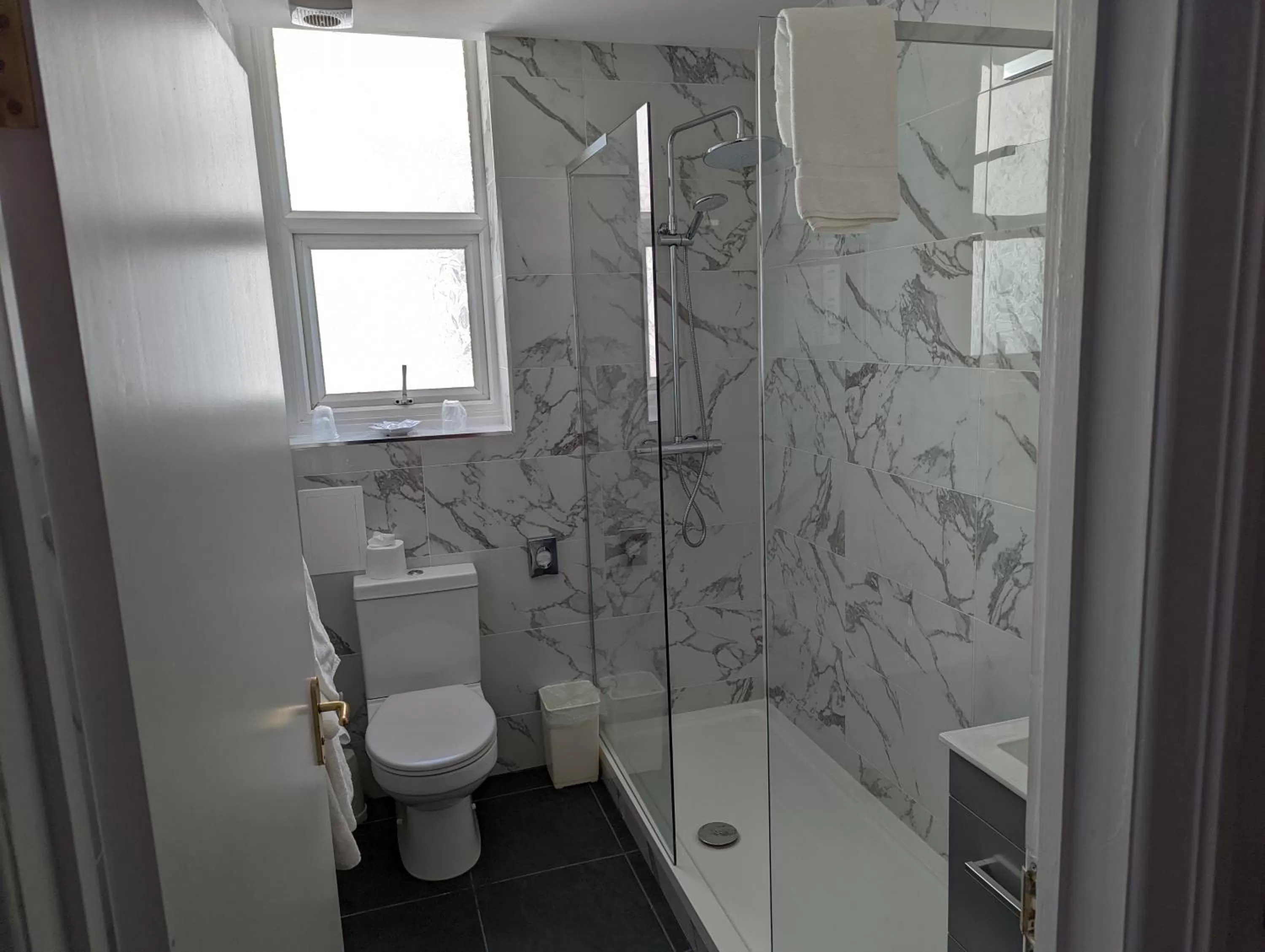 Shower in Suncliff Hotel - OCEANA COLLECTION