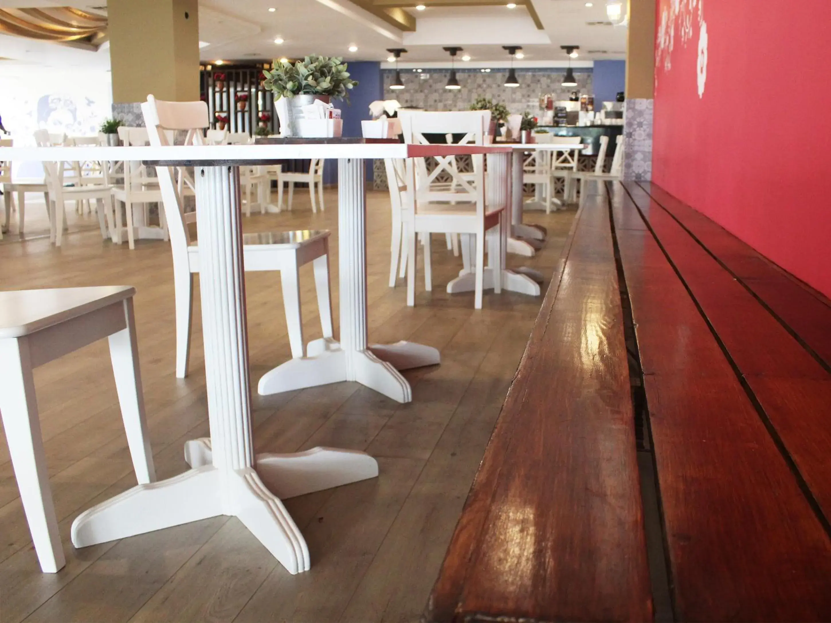 Restaurant/places to eat in Hotel Corona Plaza Restaurant/places to eat in Hotel Corona Plaza