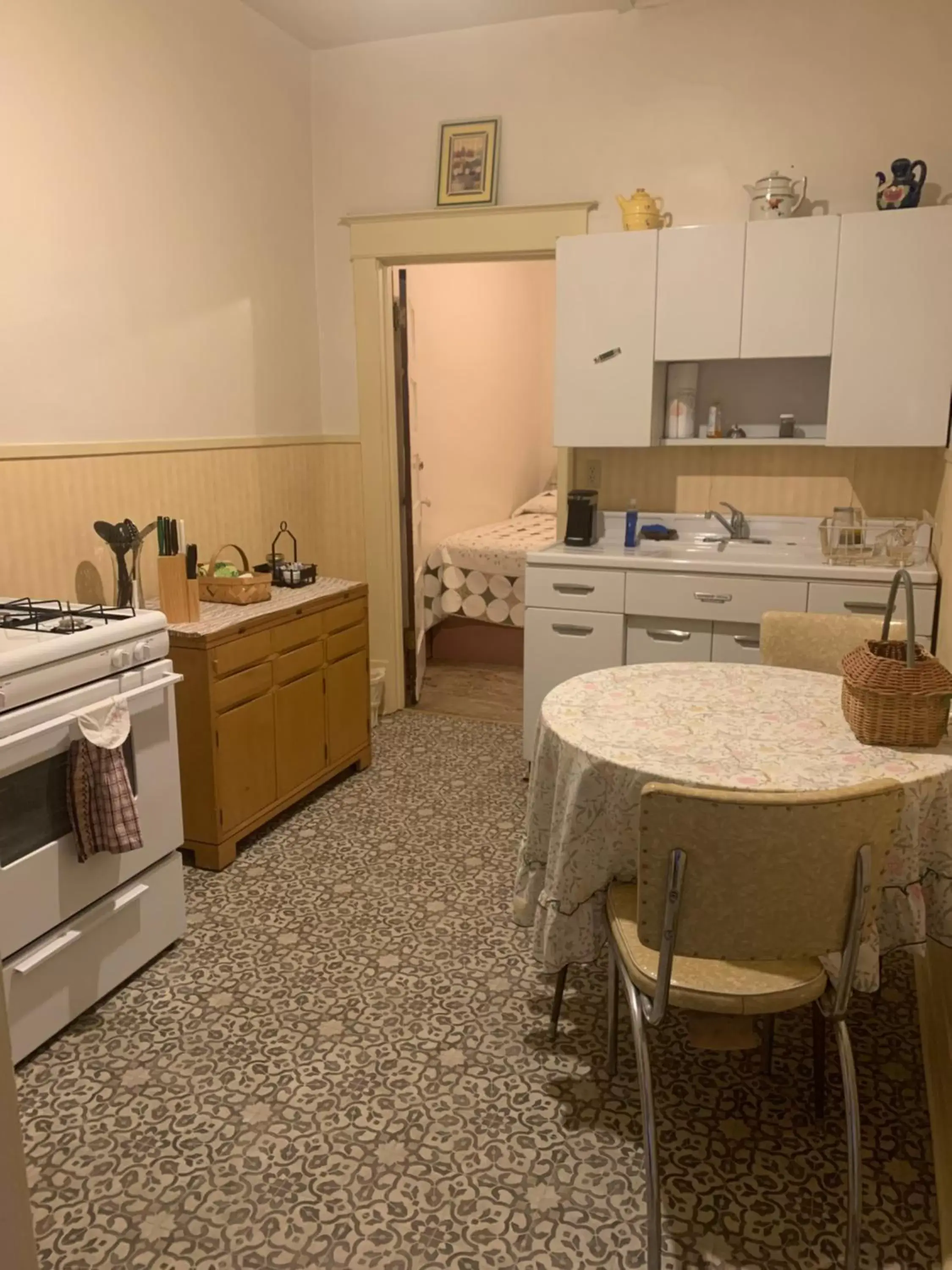Kitchen or kitchenette, Kitchen/Kitchenette in Historic Hotel Greybull