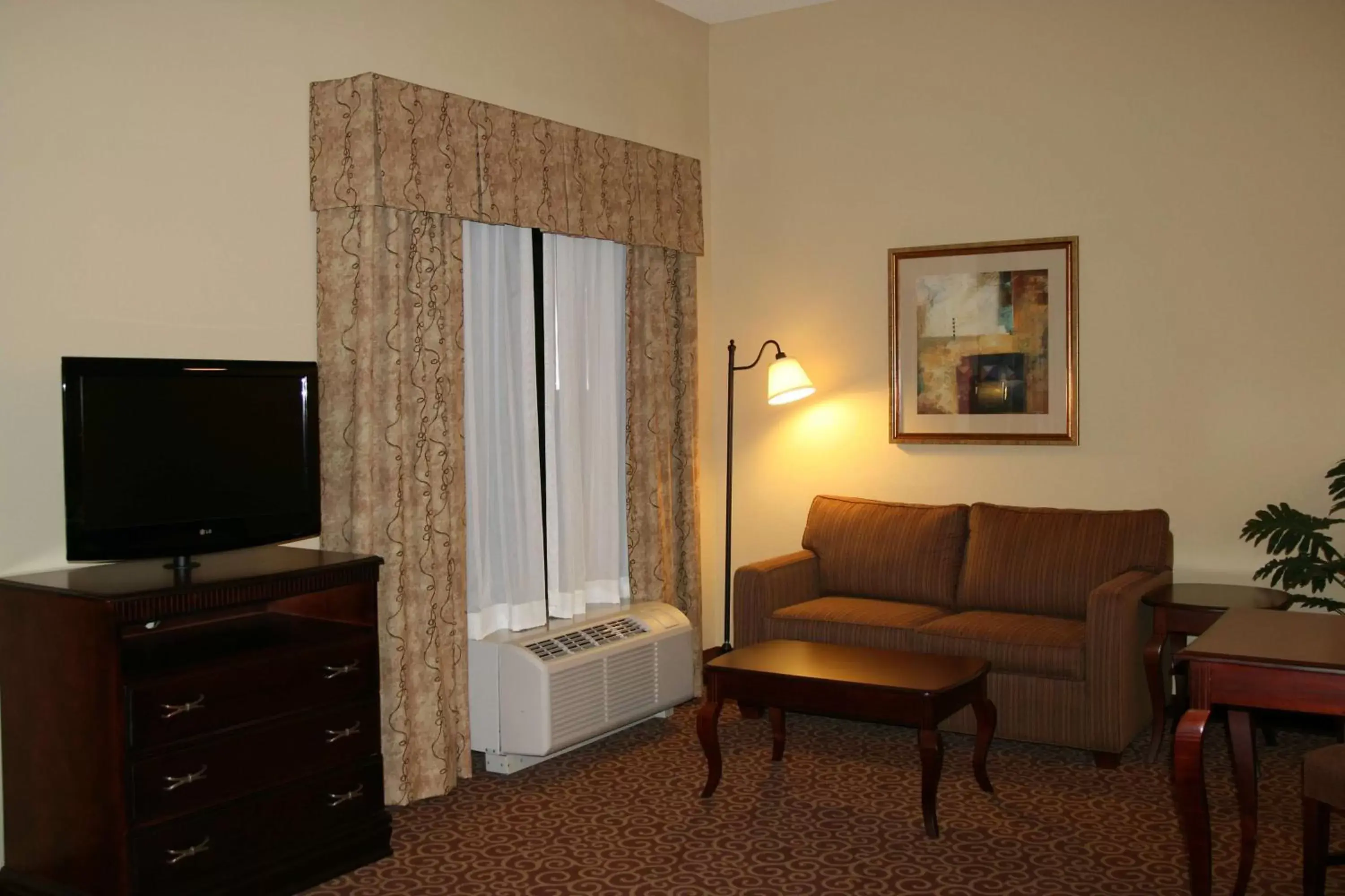 Bed, Seating Area in Hampton Inn & Suites Brookings