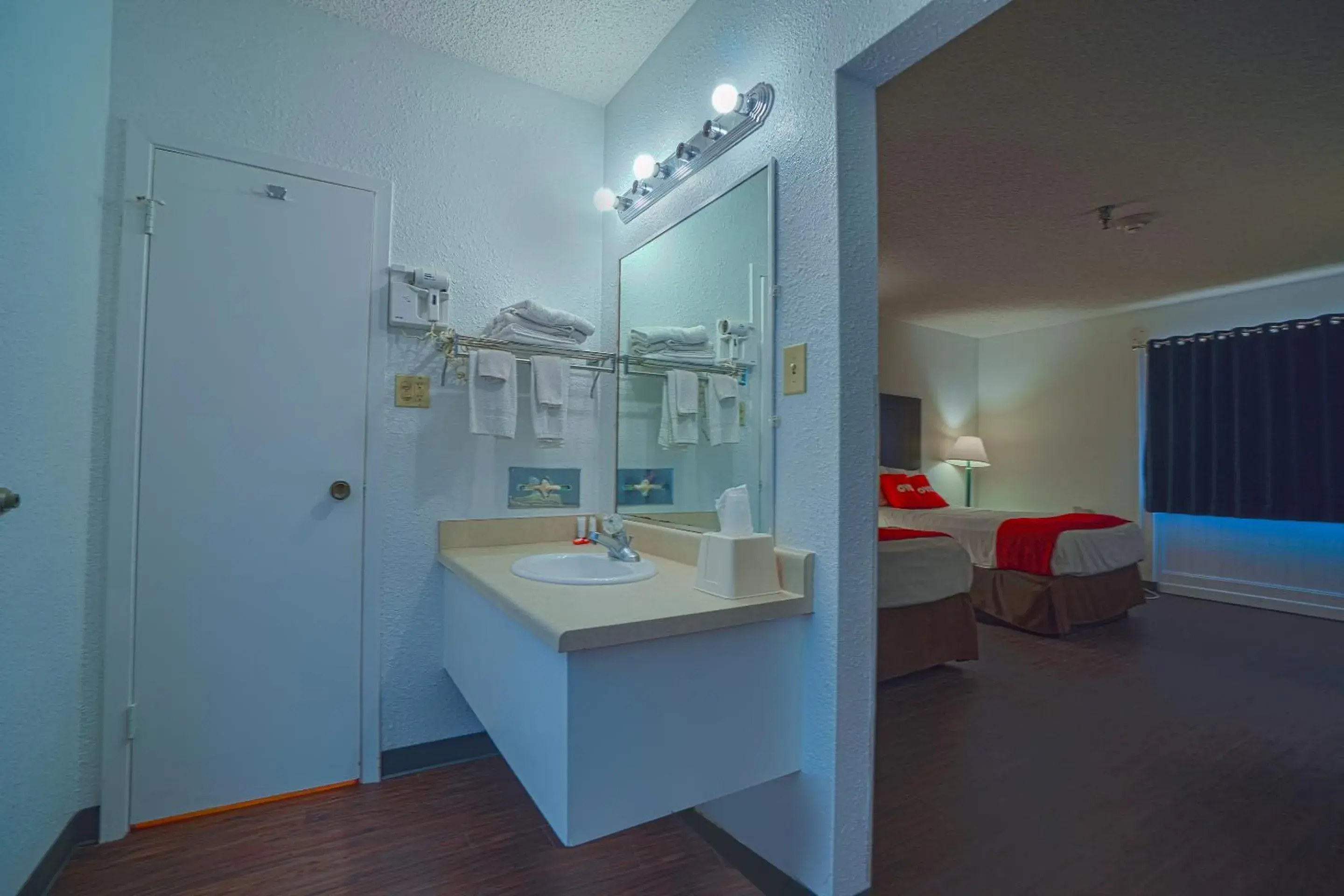 Bedroom, Bathroom in OYO Hotel Kingsville - Hwy 77