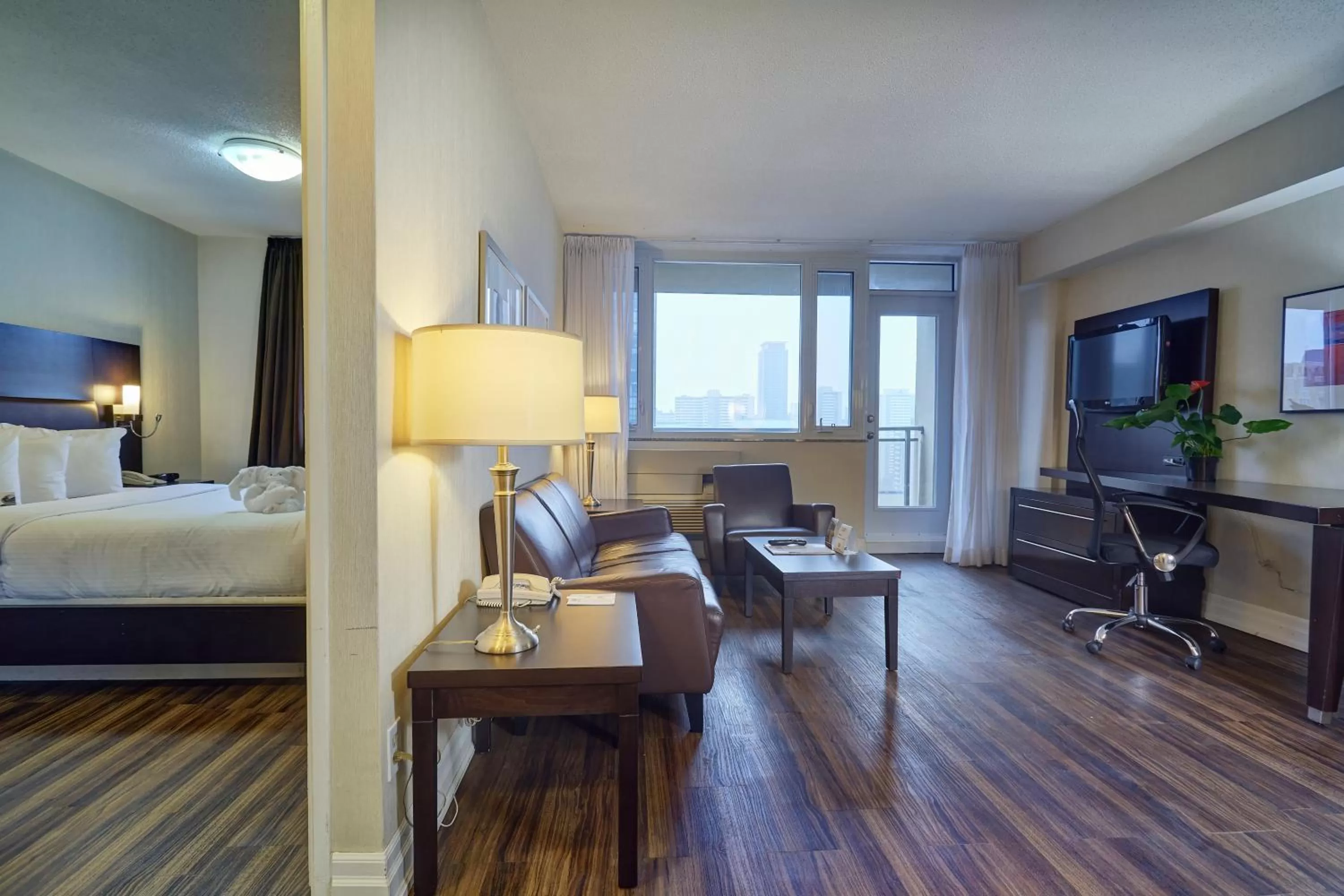 Living room, Bed in Town Inn Suites Hotel