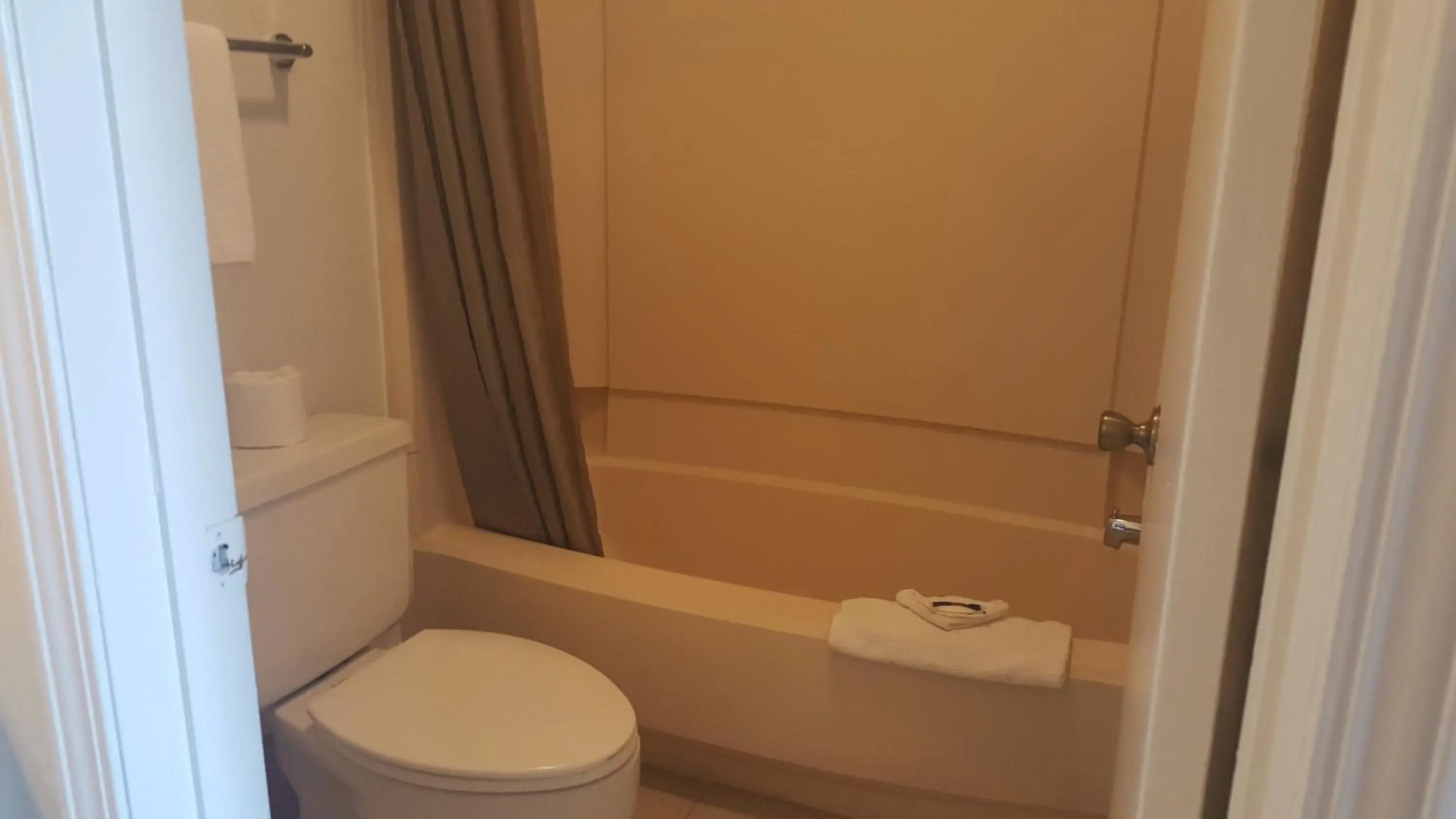 Toilet, Bathroom in Motel 6-Columbus, OH - OSU