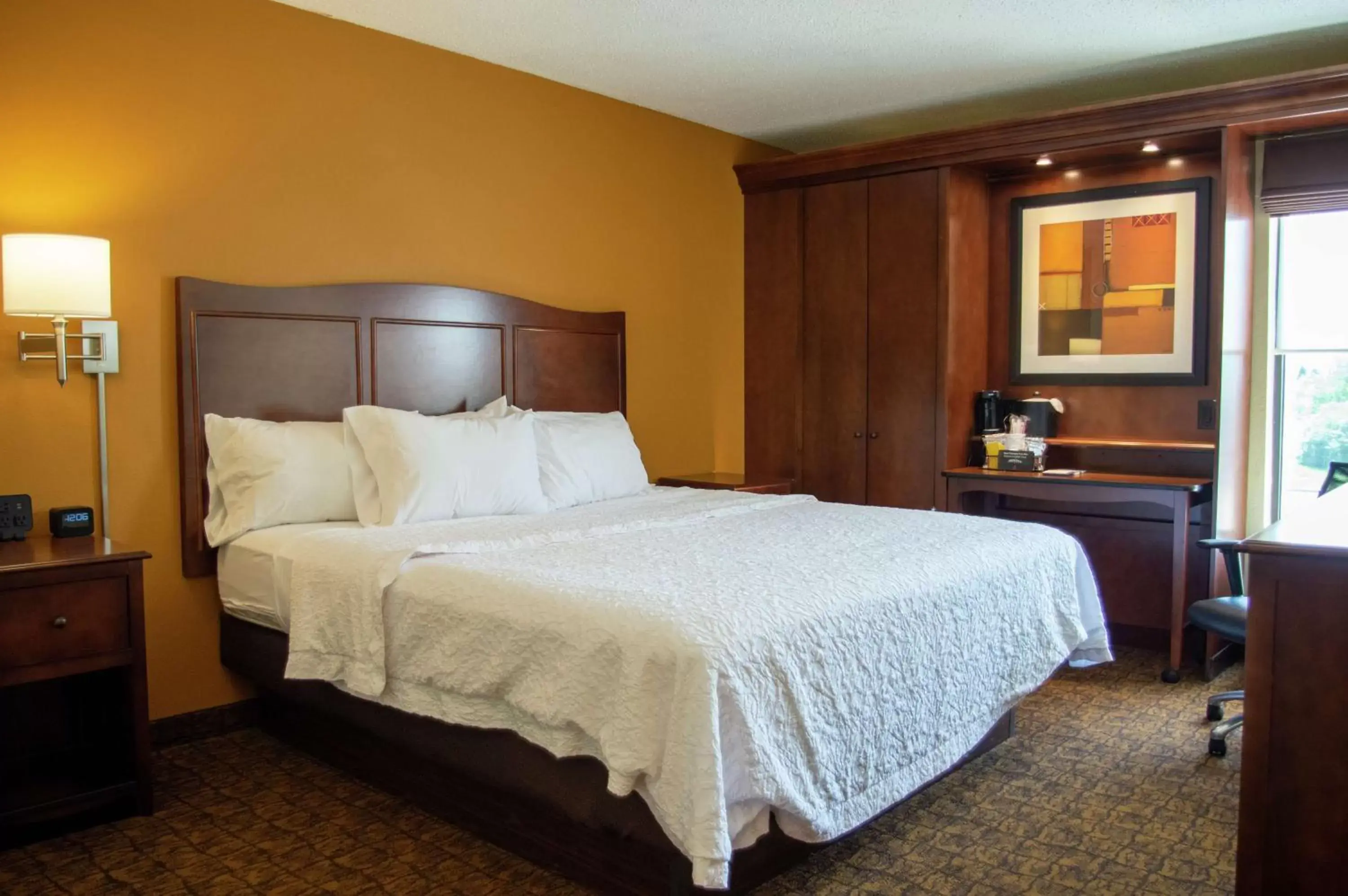 Bed in Hampton Inn St. Louis-Chesterfield