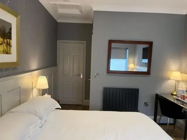 Bedroom, Bed in White Horse Inn & Restaurant
