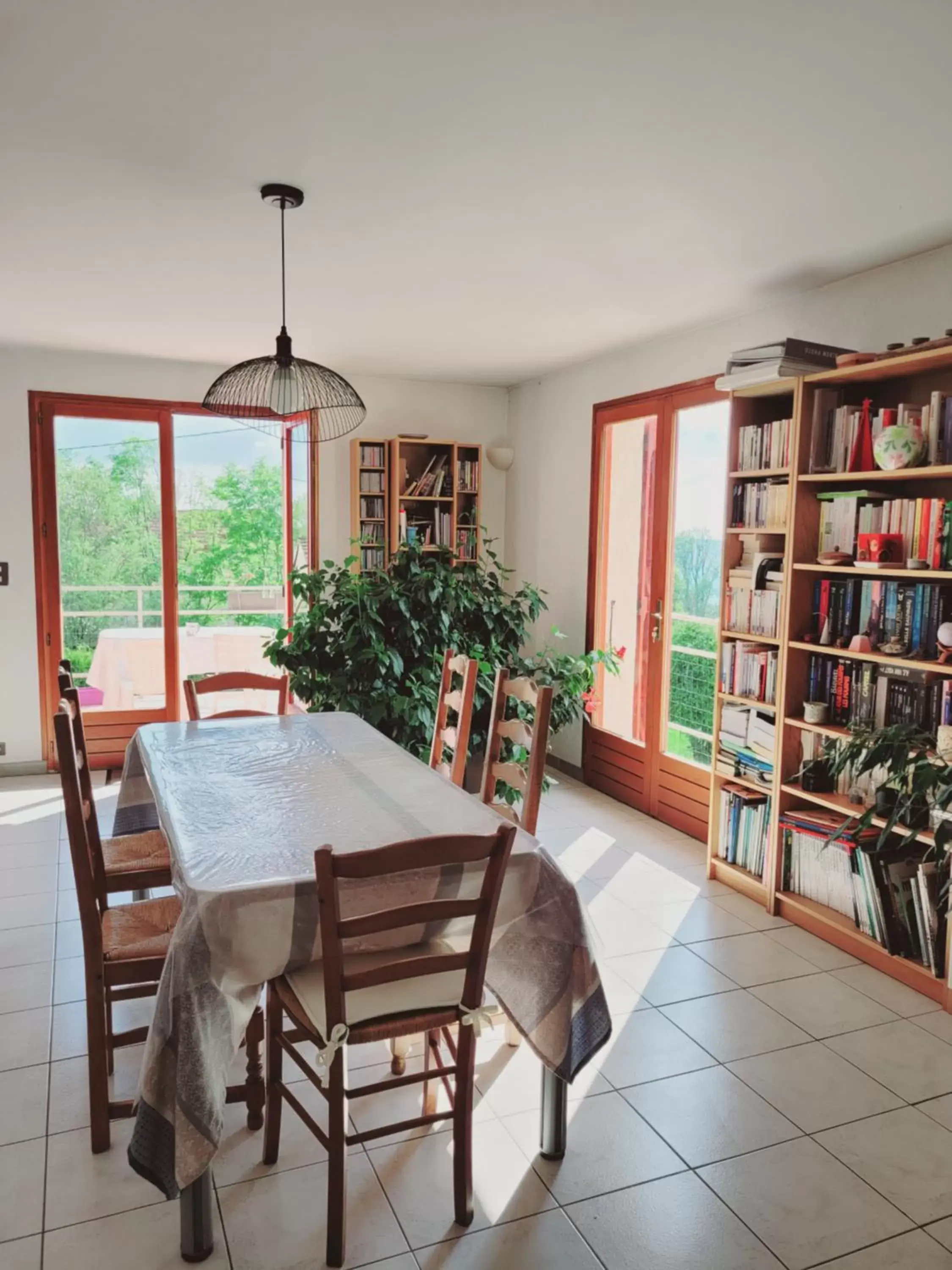 Communal lounge/ TV room in Maison au calme