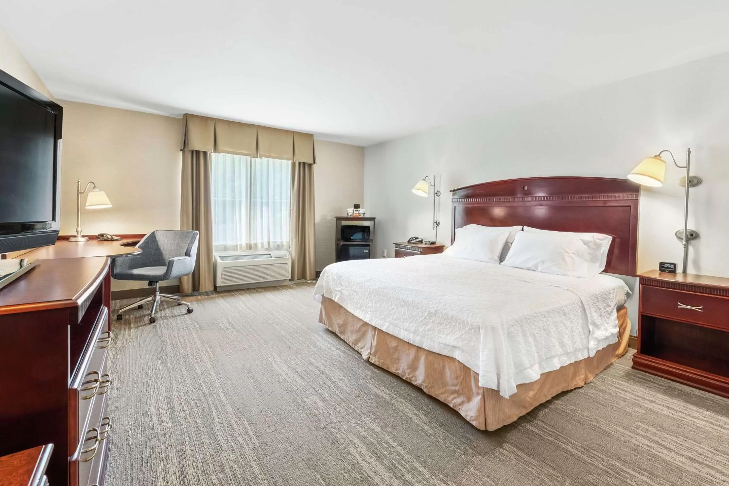 King Room - Hearing Accessible in Hampton Inn Nashua